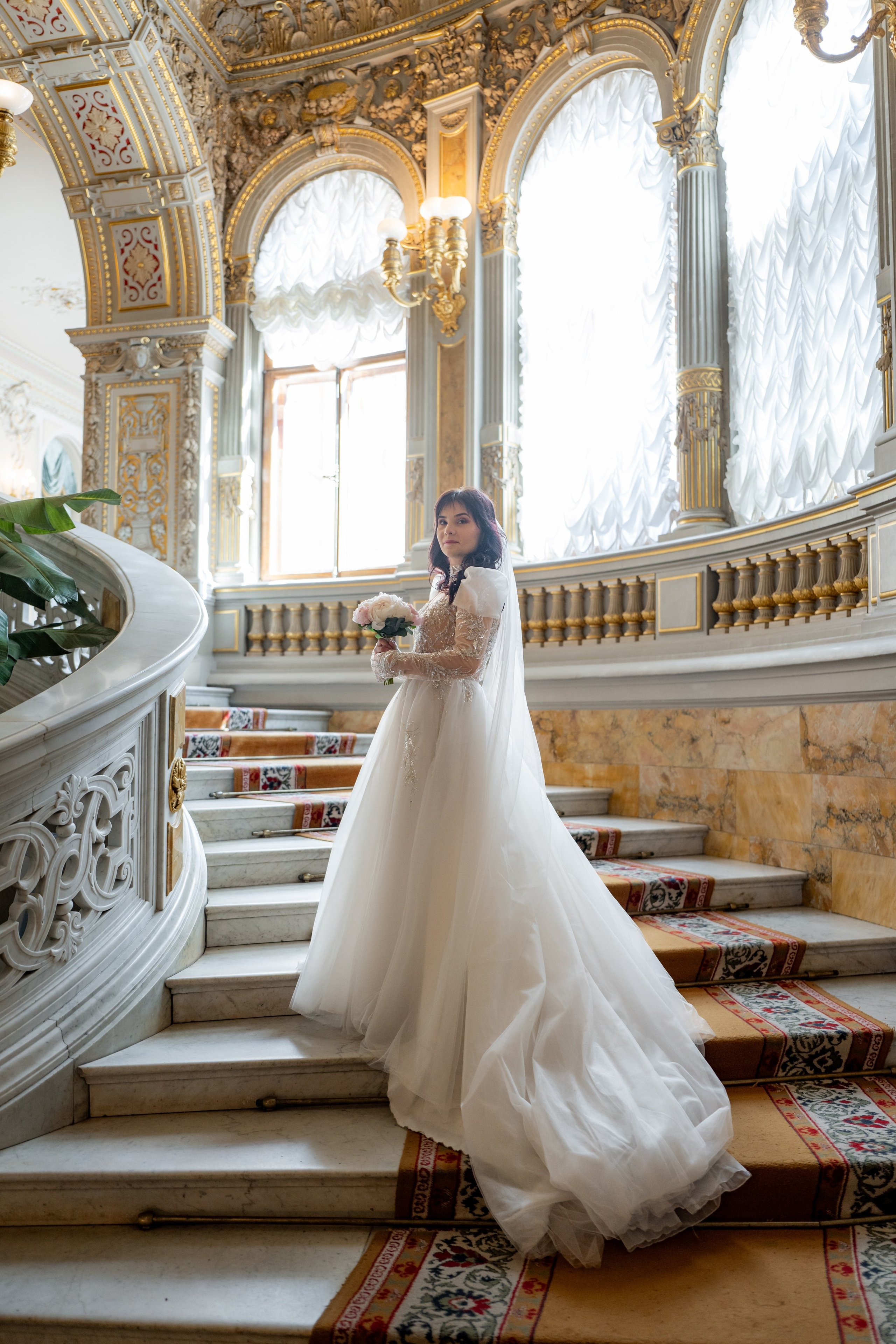 Свадебная фотосессия в Доме ученых, Дворце князя Владимира в Санкт-Петербурге. Невеста стоит на главной лестнице.