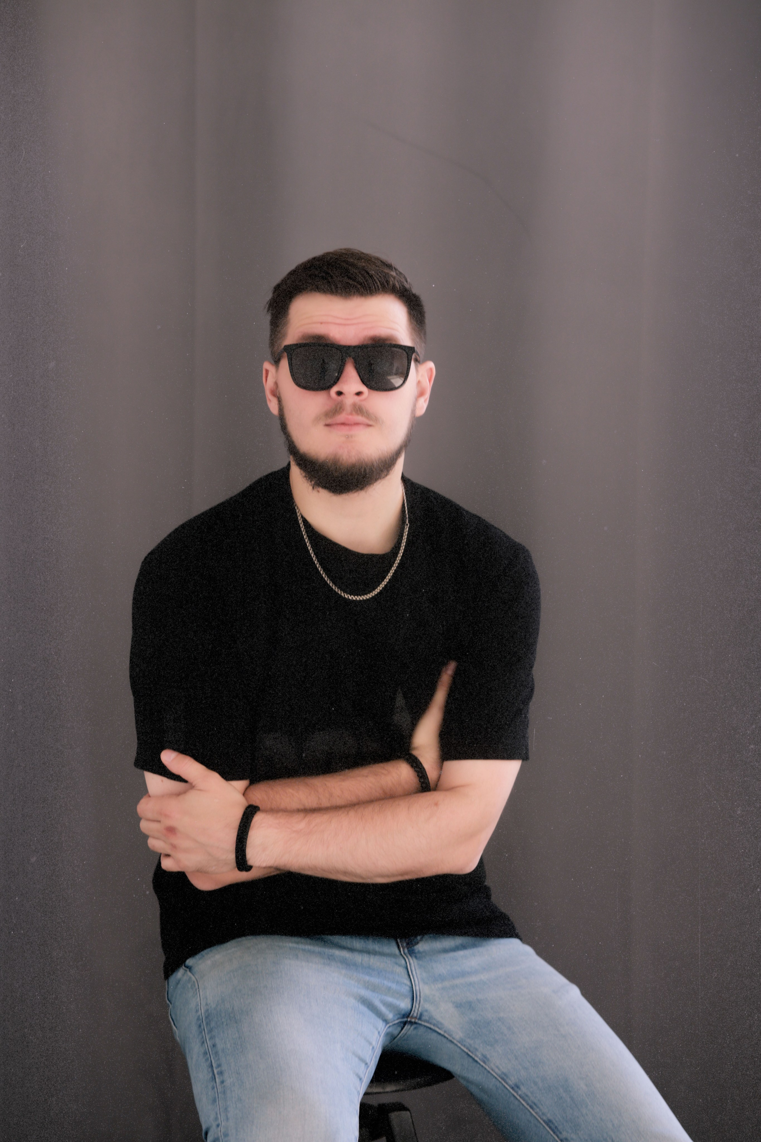 мужчина в черной футболке и синих джинсах