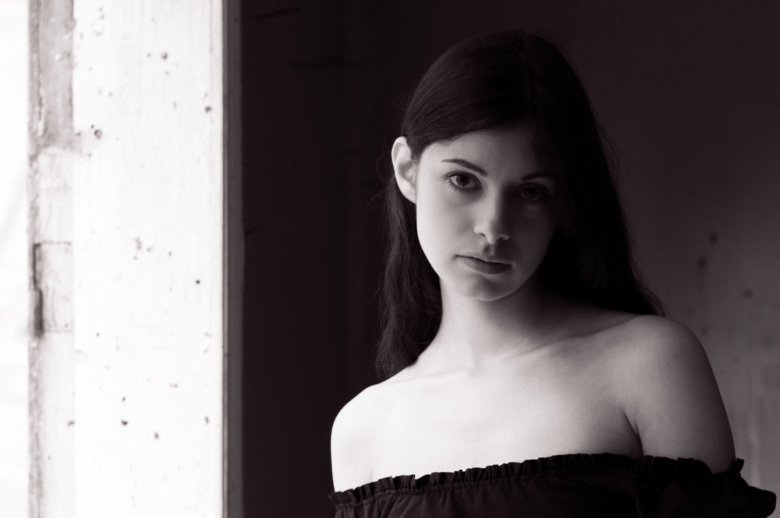 Черно-белое фото, Съемка в заброшенном коттедже, Красивое, художественное, сзади, на заднем плане, красота, голубое, яркое, брюнетка, ягодицы, цвет, день, пустынно, мода, девушка, изящество, грациозная, в помещении, интерьер, слева, ноги, свет, модель, голая, обнаженный, старый, портрет, позирование, руины, соблазнительный, чувственность, сексуальный, стройный, бирюзовый, стена, окно, женщина, молодой