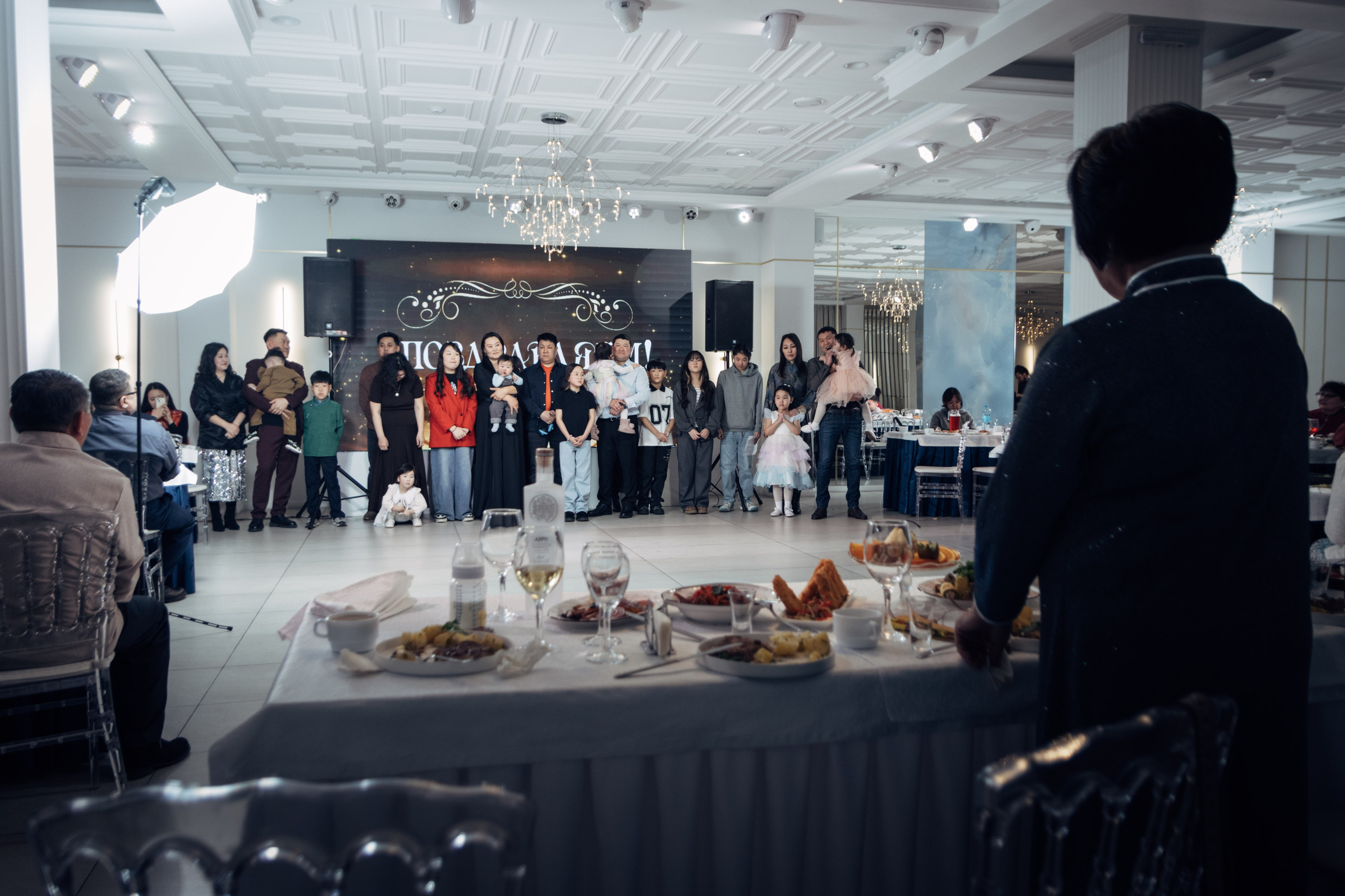 День рождения Любови в ресторане «Бурятия» — фотоотчёт праздника. Репортажный фотограф на дни рождения и юбилеи в Улан-Удэ — Алексей Раднаев