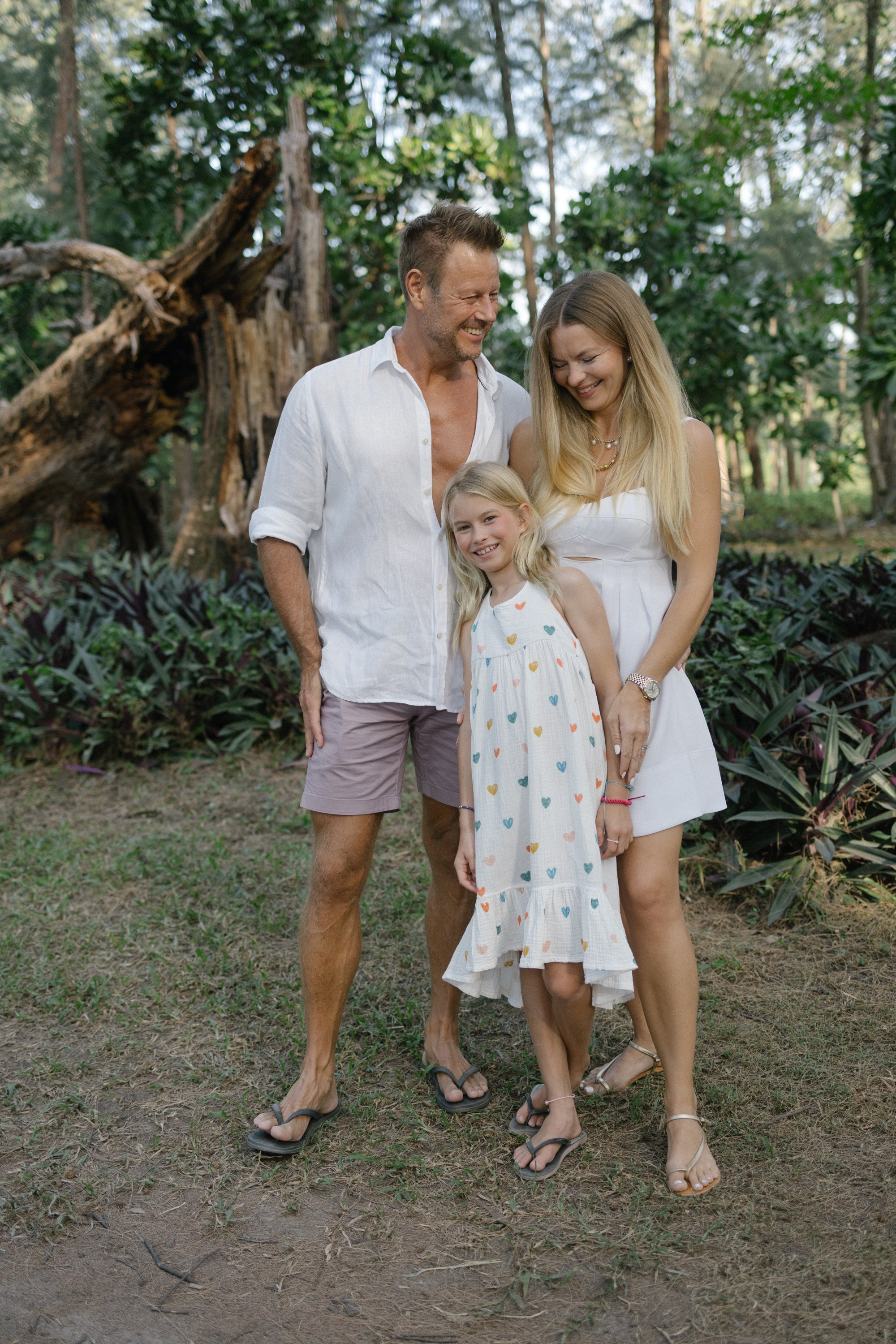 Family photoshoot in Phuket, Thailand. Fedor Lemeshko — Destination Wedding and Family Lifestyle photographer