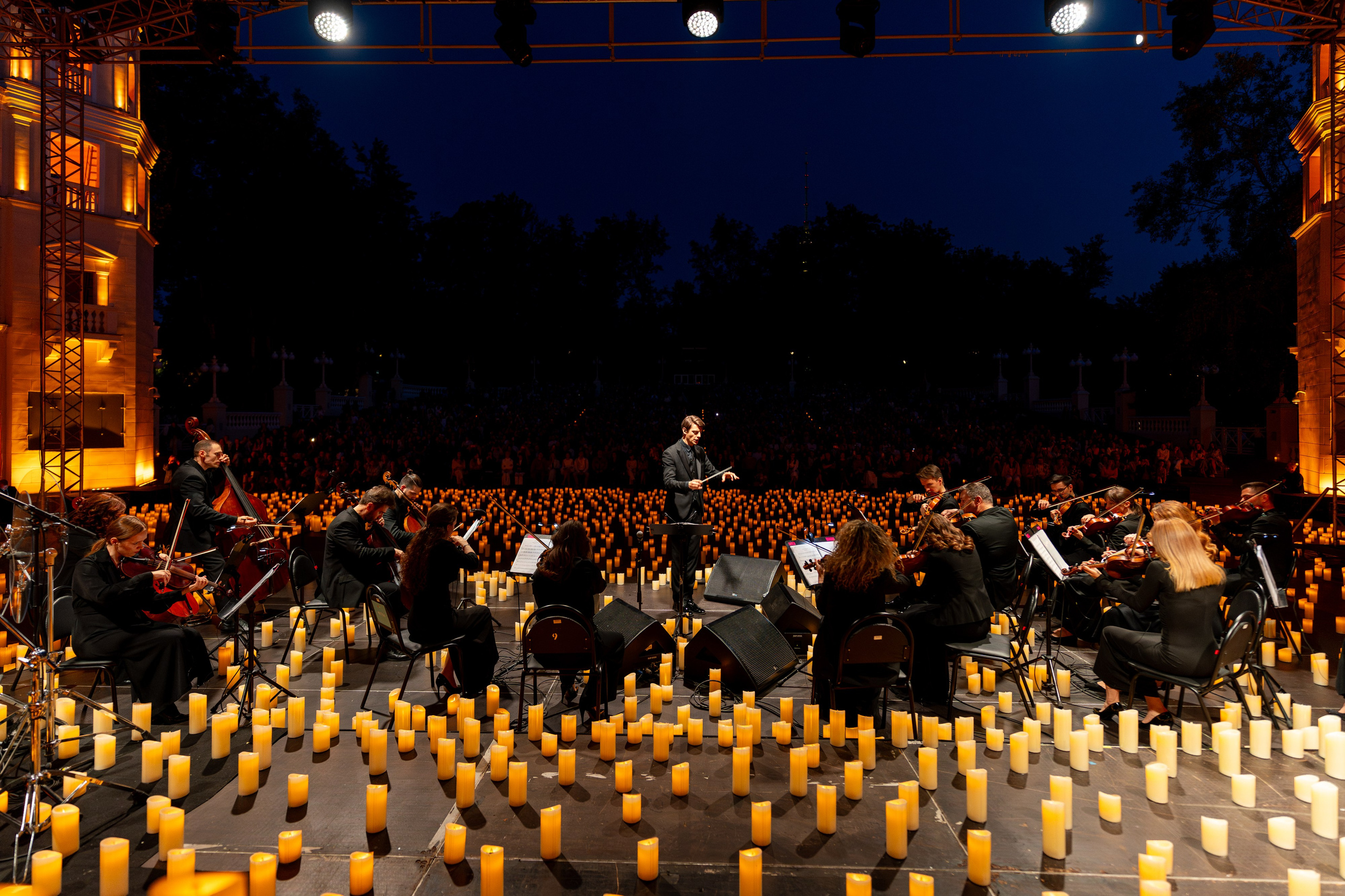 Симфонический оркестр Lumisfera при свечах. Фотограф Никита Комаров