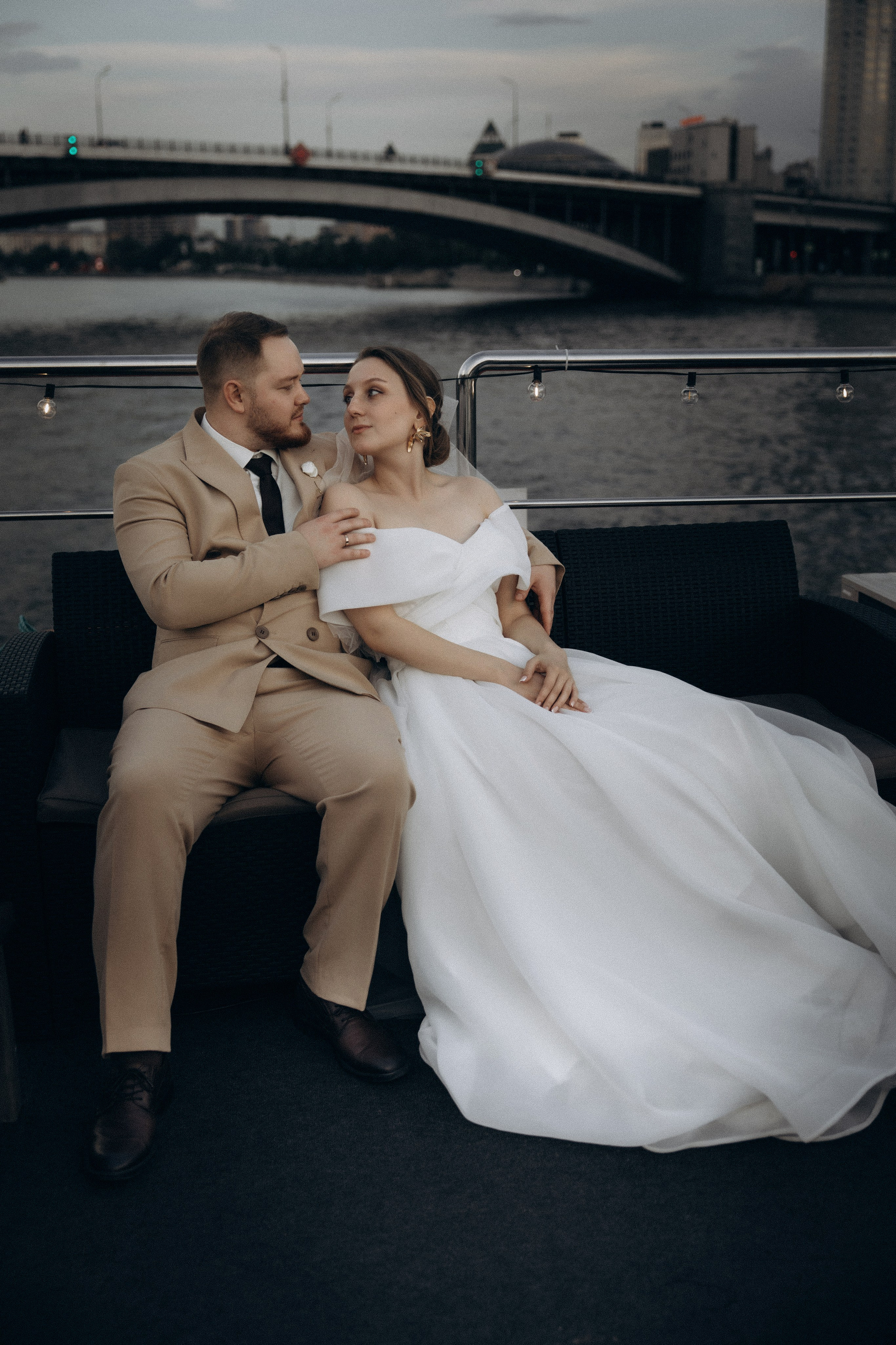 Утро невесты и свадебная фотосессия на теплоходе по Москве-реке