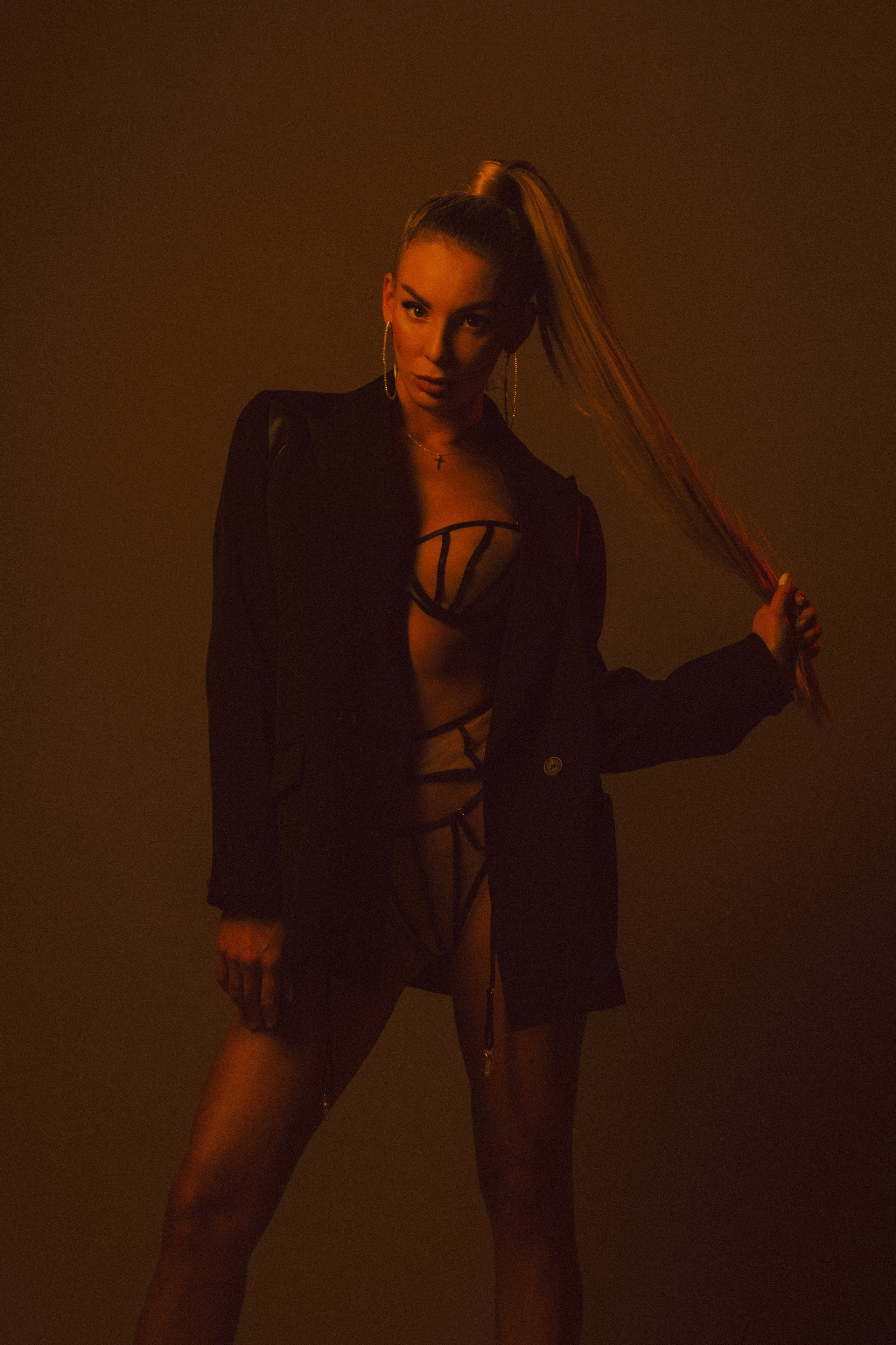 Чувственная девушка и работа с цветным светом