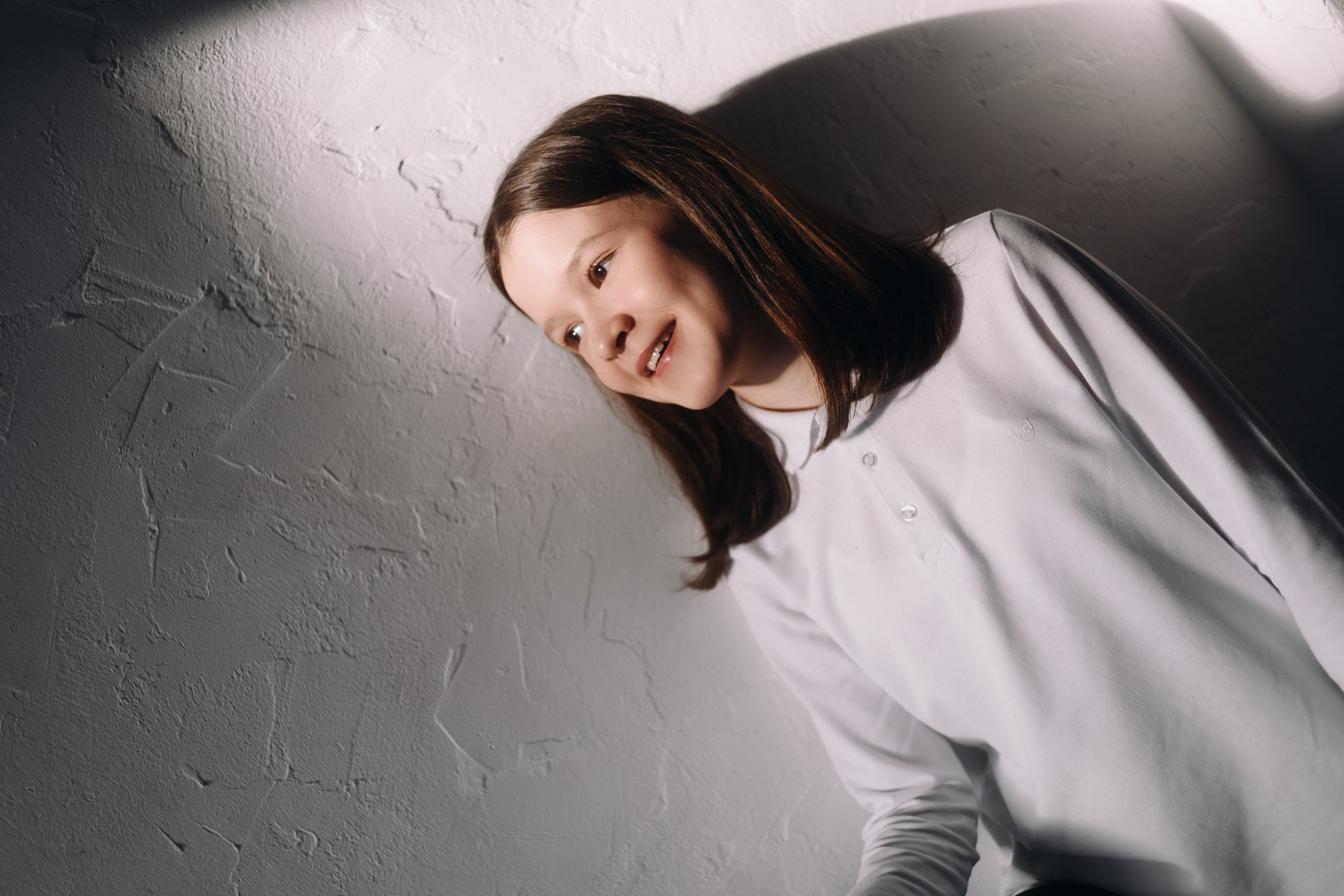 Кинематографичный портрет с акцентом на эмоции, момент искренности между позами, авторская обработка фотографий от портретного фотогарфа