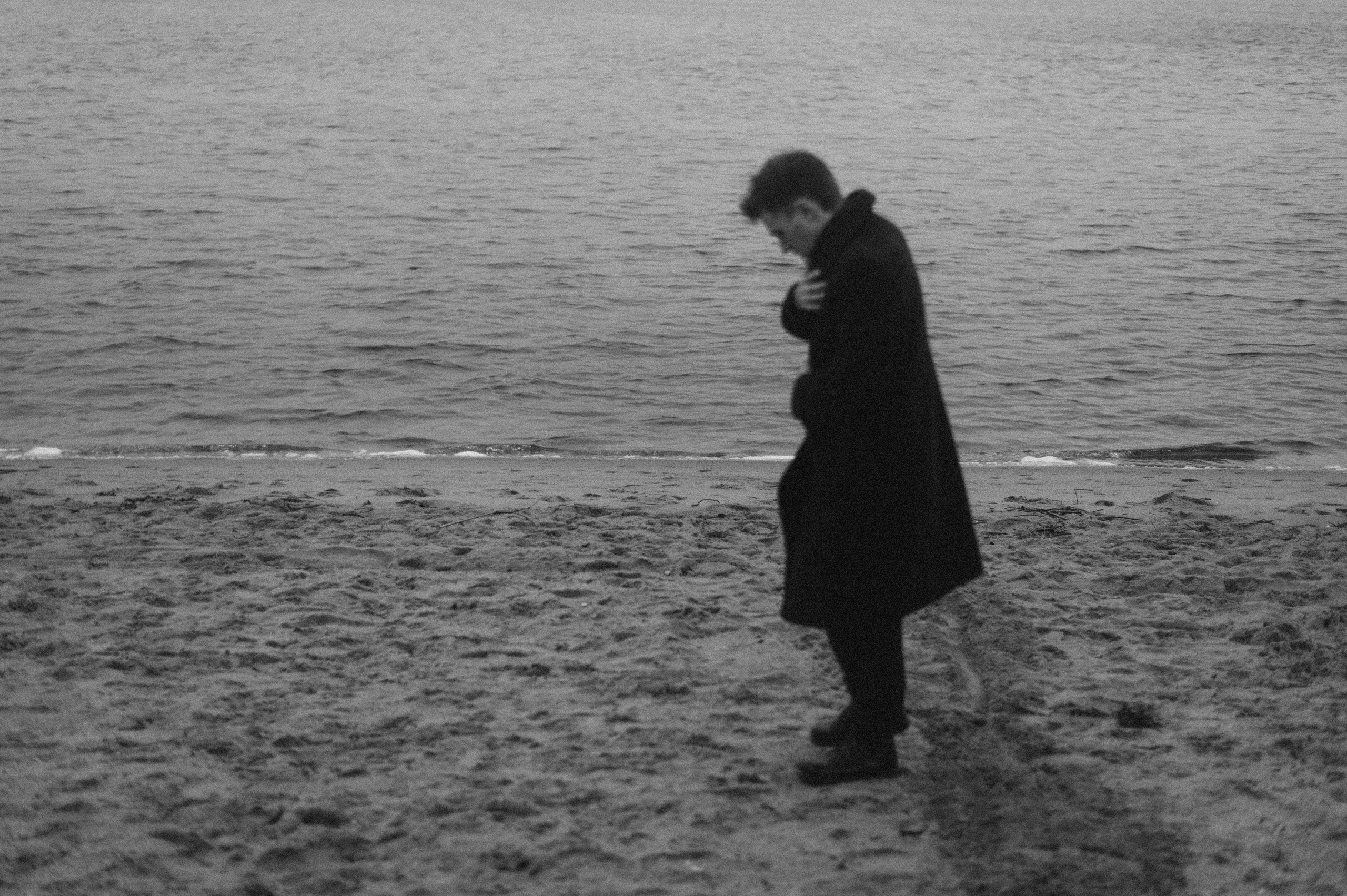 Арсений, пасмурная вода в осени. Свадебный фотограф в Ярославле Денис Медоваров