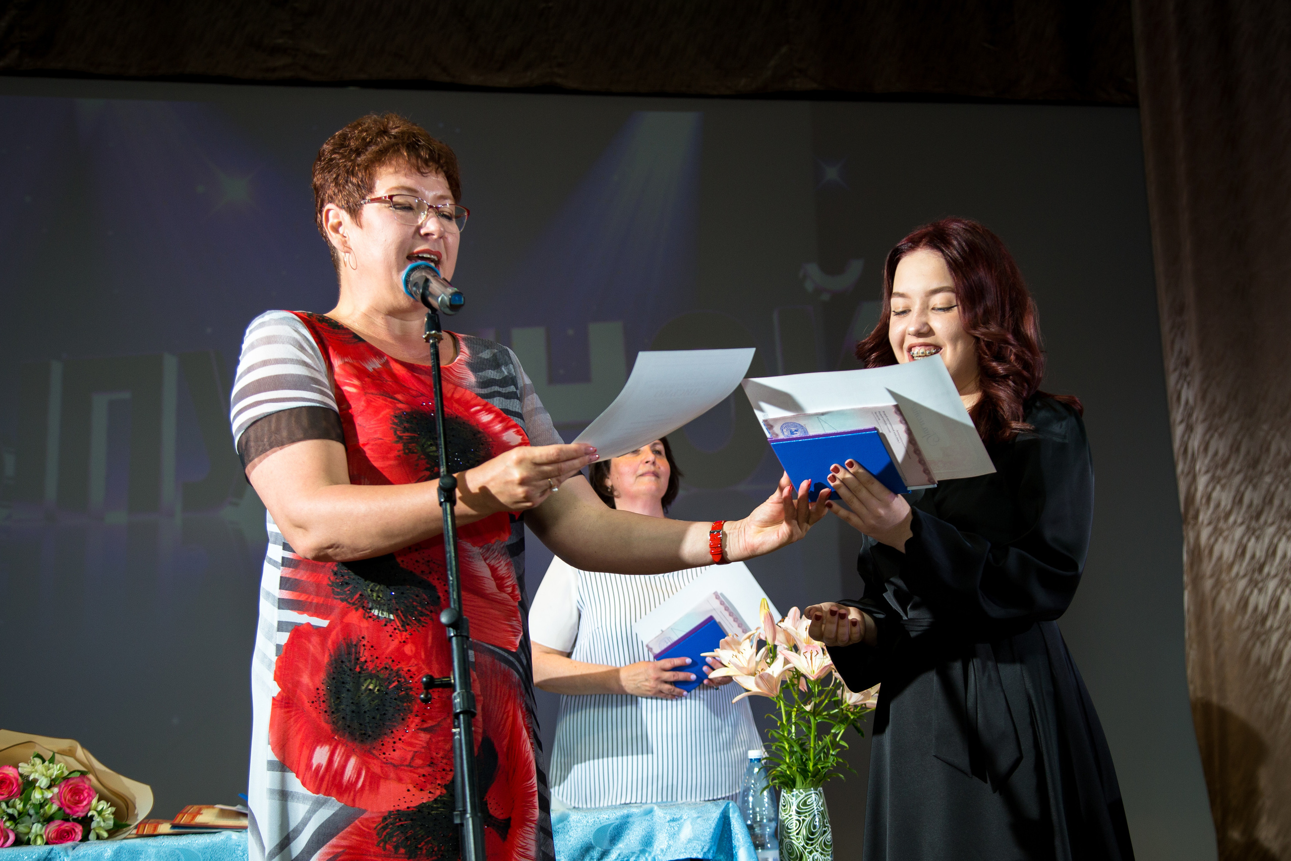 Вручение дипломов МОУ СОШ № 4 Маркс. Выпускные альбомы Саратов Энгельс фотограф Титова Ирина