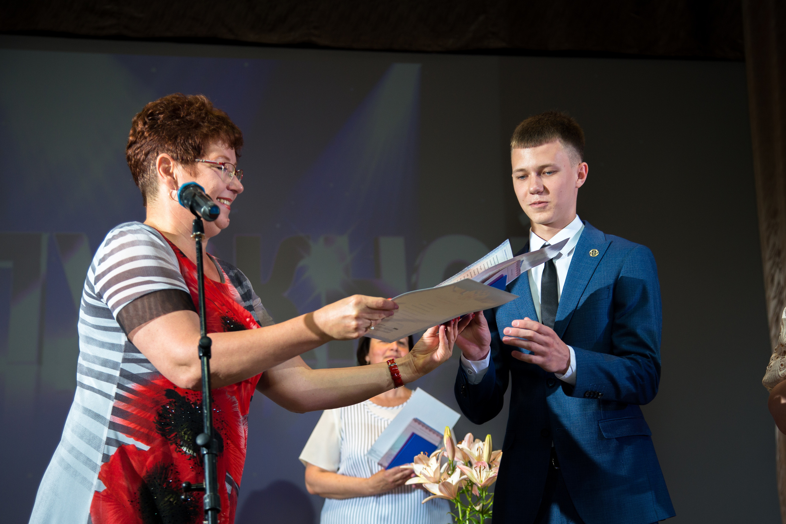 Вручение дипломов МОУ СОШ № 4 Маркс. Выпускные альбомы Саратов Энгельс фотограф Титова Ирина