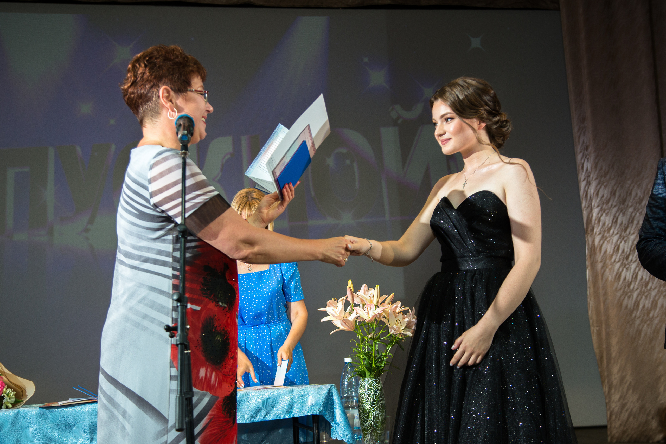 Вручение дипломов МОУ СОШ № 4 Маркс. Выпускные альбомы Саратов Энгельс фотограф Титова Ирина