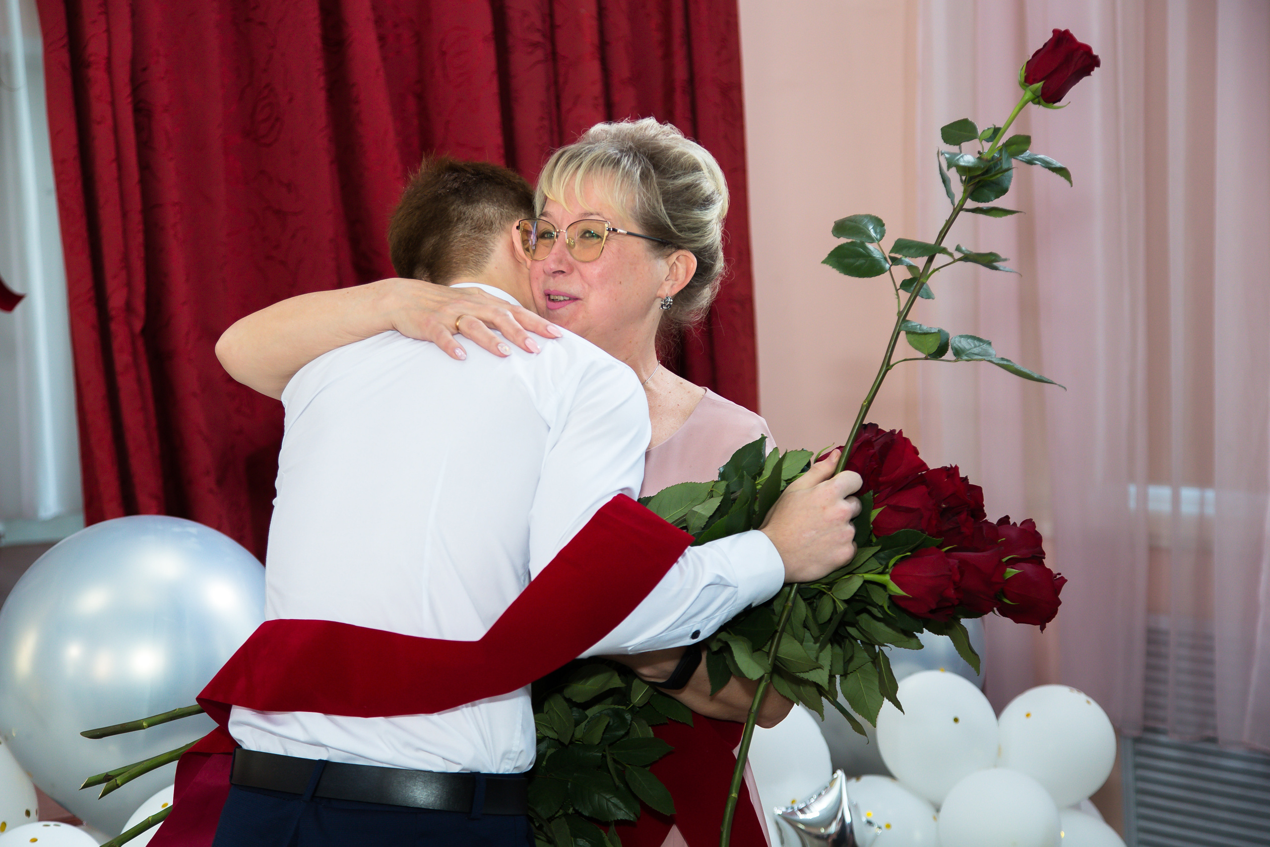 Вручение дипломов МОУ СОШ № 52. Выпускные альбомы Саратов Энгельс фотограф Титова Ирина