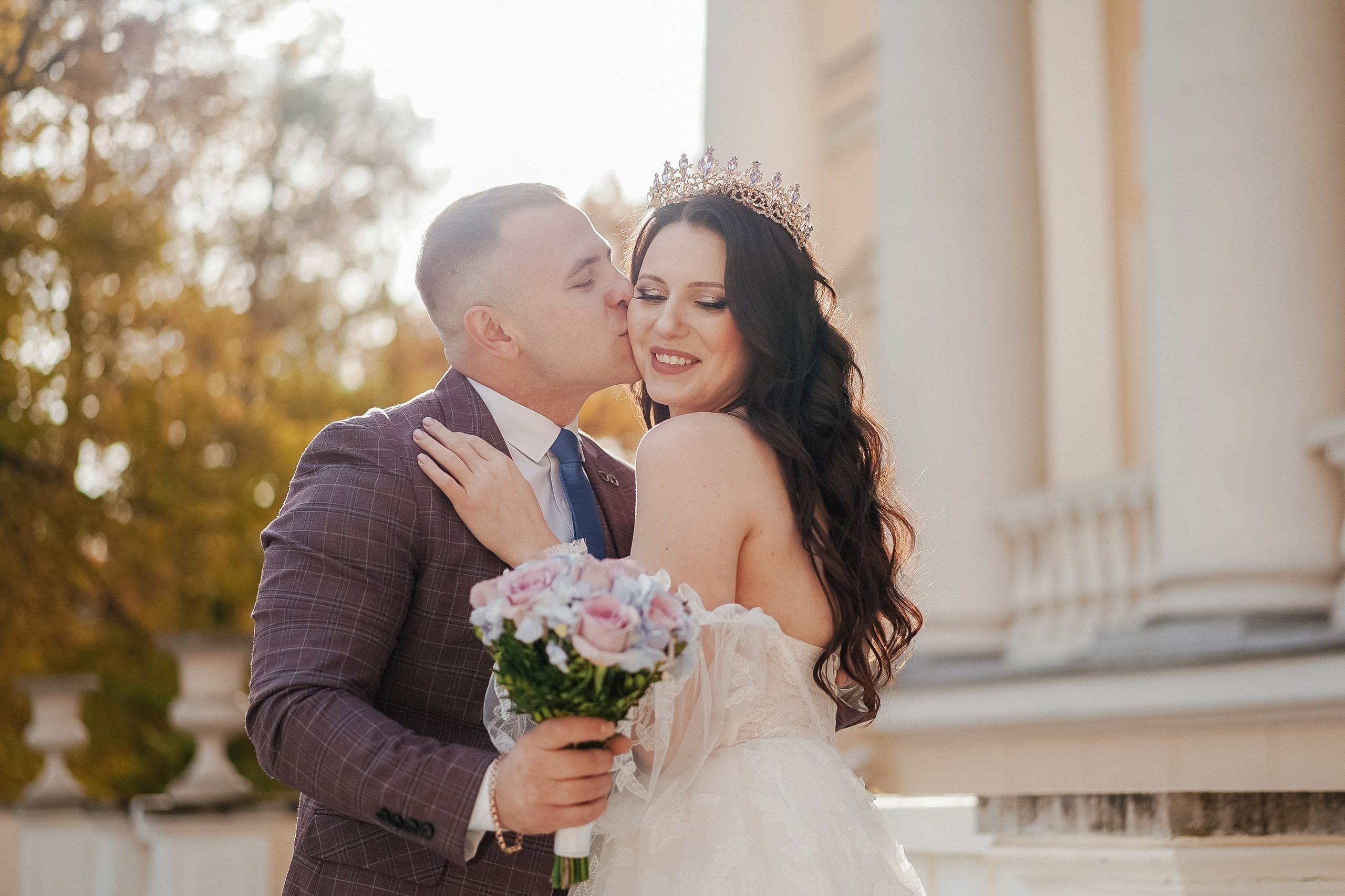 Красивые места для свадебной фотосессии летом в Санкт-Петербурге. Свадебный фотограф Александр Невский в Санкт-Петербурге