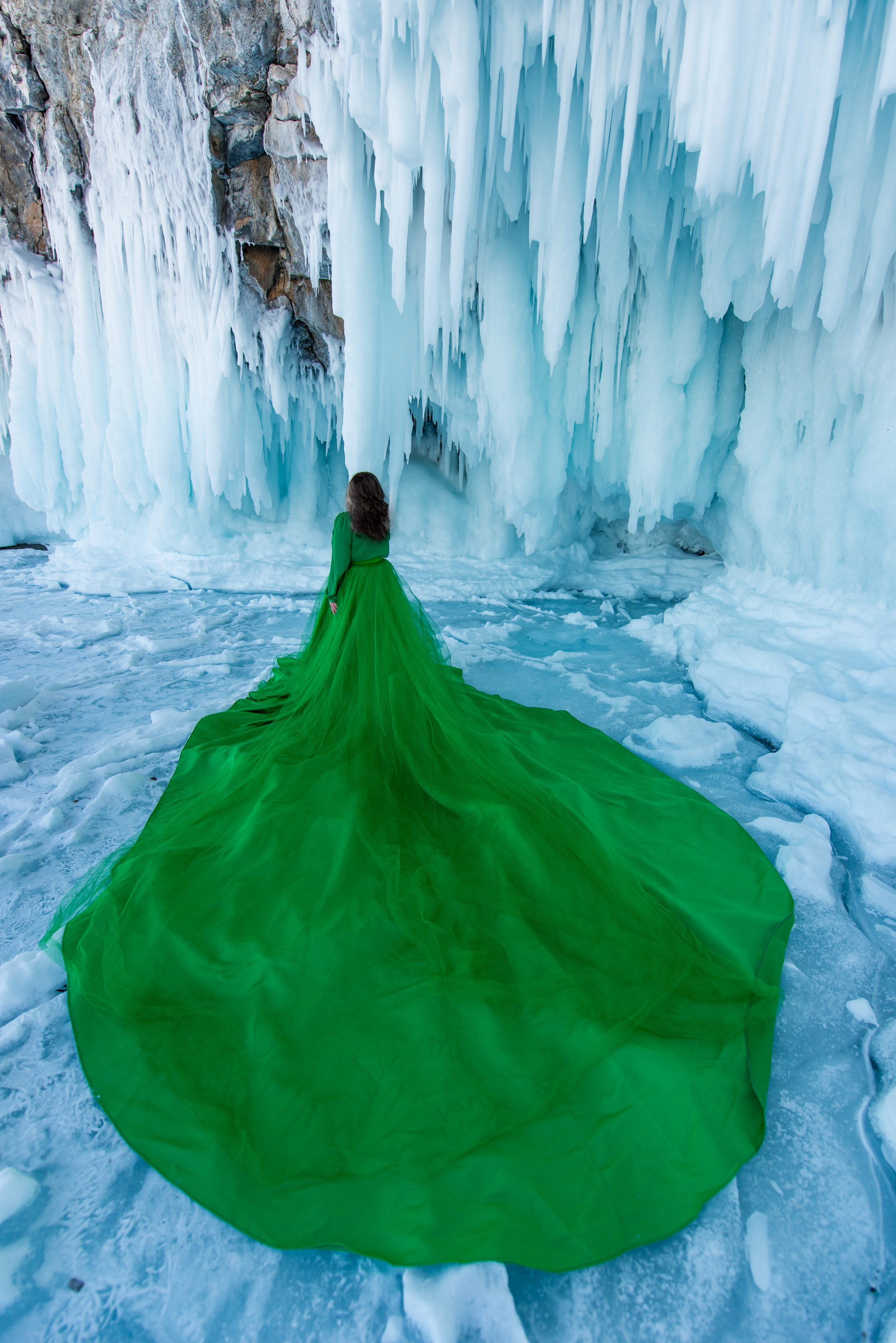 Зеленое платье со шлейфом большого размера на фотосессию на Байкал