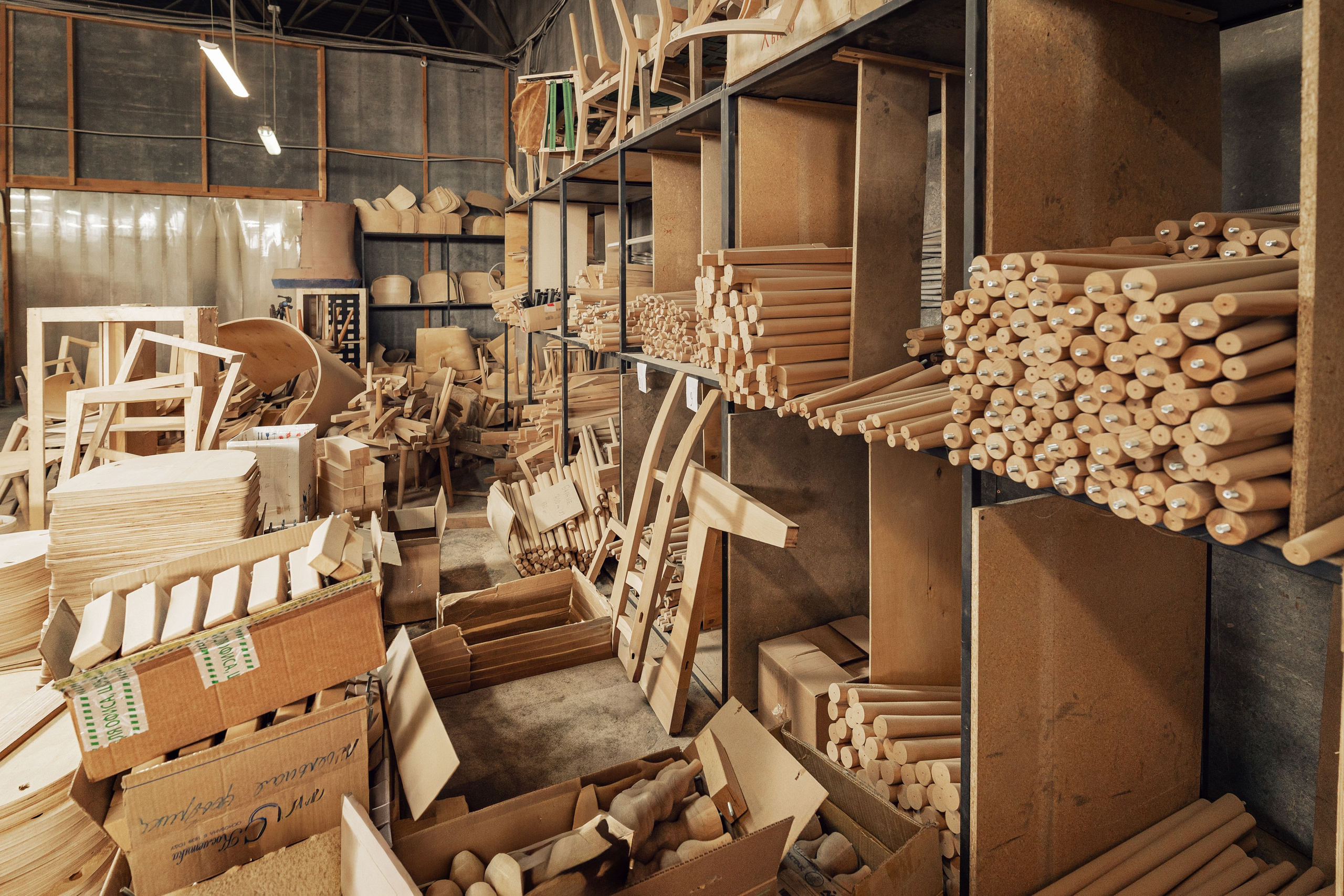 Сортировка готовых деталей корпусной мебели после раскроя и токарного цеха