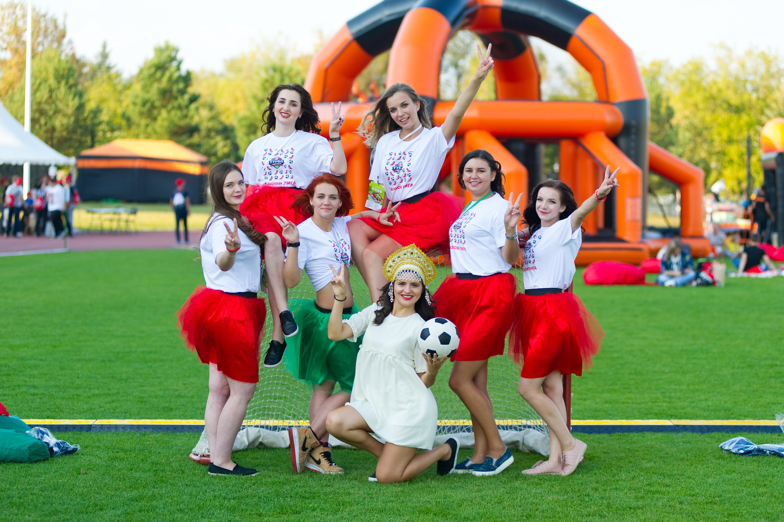 Турбофутбол (корпоративное соревнование «Пятерочки»). Репортажный фотограф и видеограф Слава Думчев. Тимбилдинги, отчетники, корпоративы