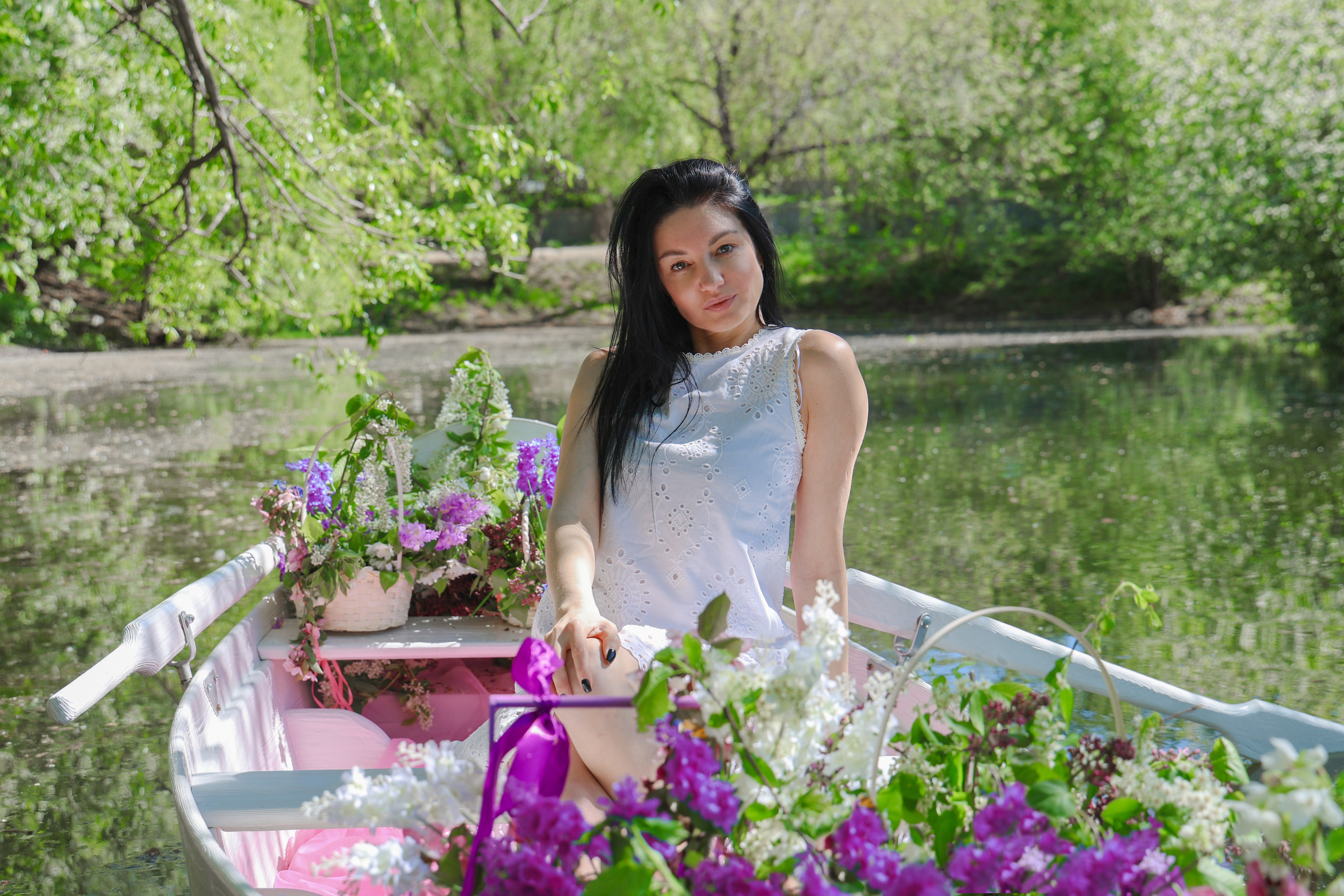 Фотосессия в лодке, лодка, озеро, платье, книга, шляпа, зонт, перчатки, весла, лето. Свадебный, семейный, женский и детский фотограф из Екатеринбурга