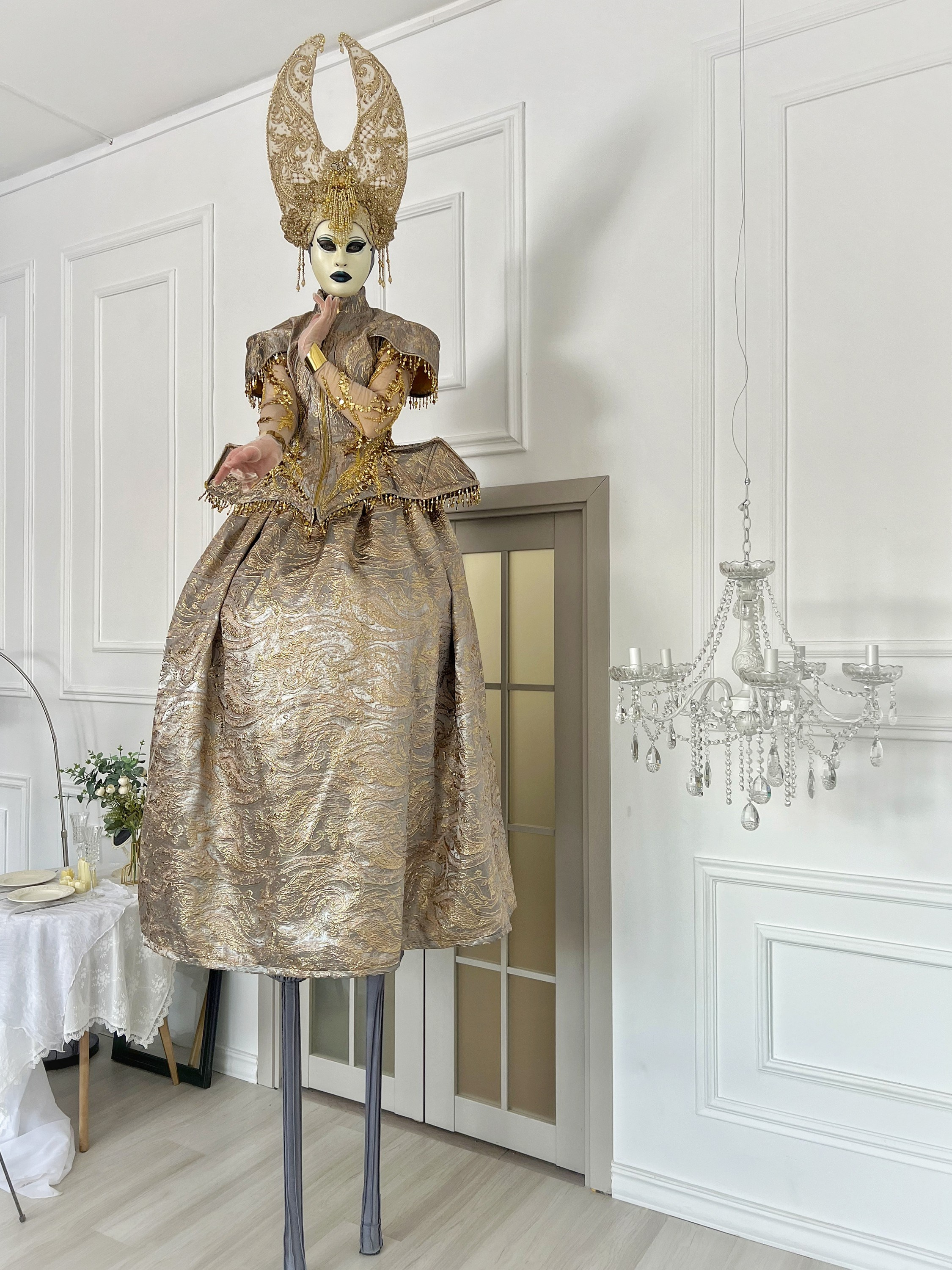 Валькирия золотая на ходулях. Мимы и Ходулисты на встречу гостей. Москва