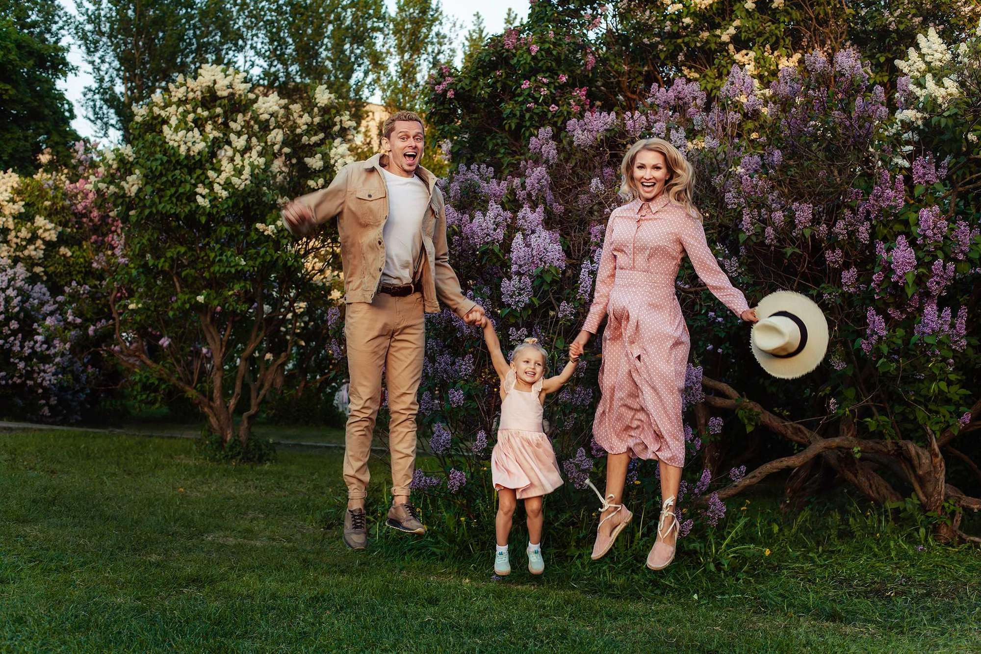 В сиреневом саду. Семейный фотограф в Москве Вера Гук