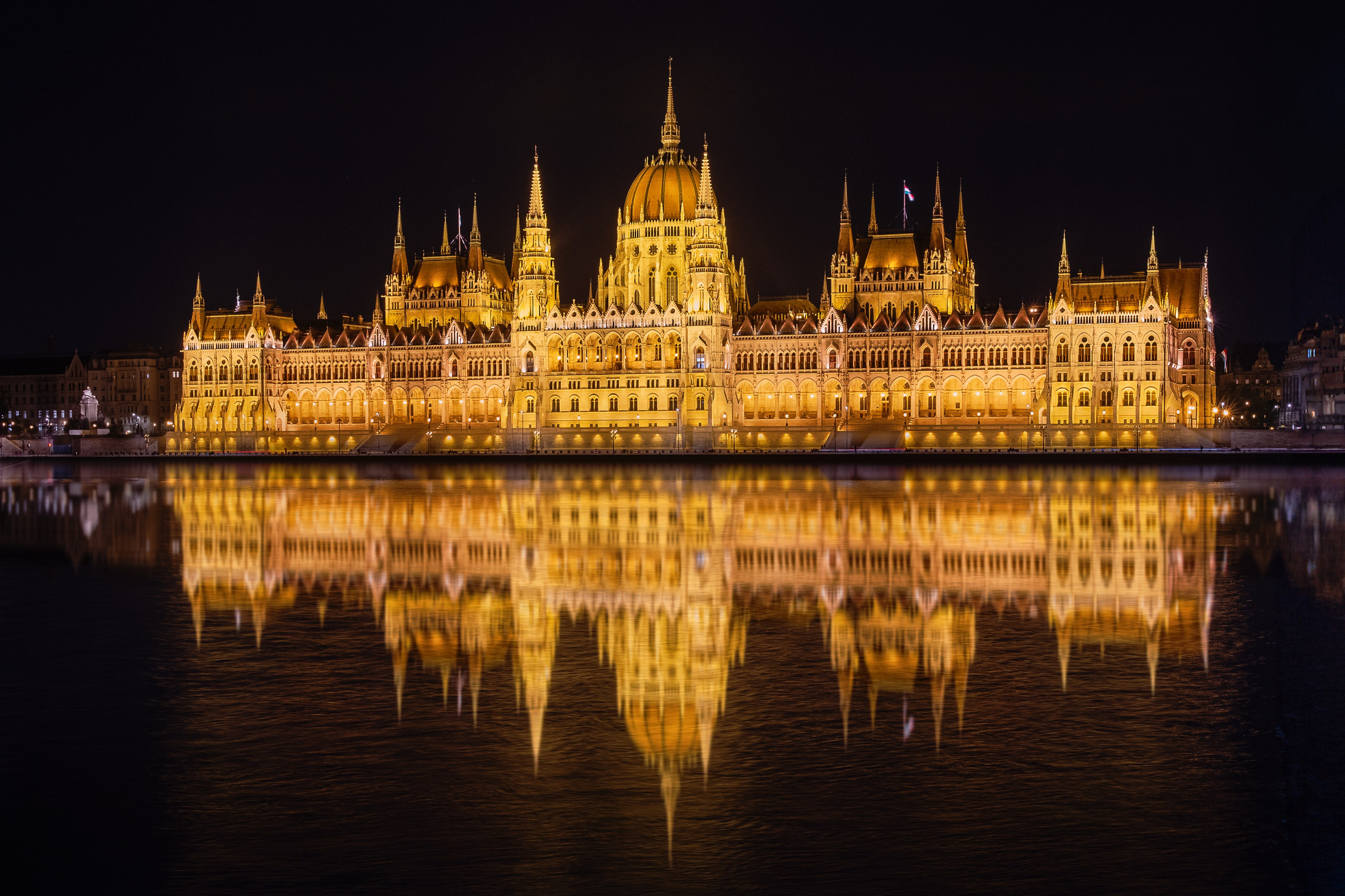 Здание парламента в Будапеште с отражением в воде
