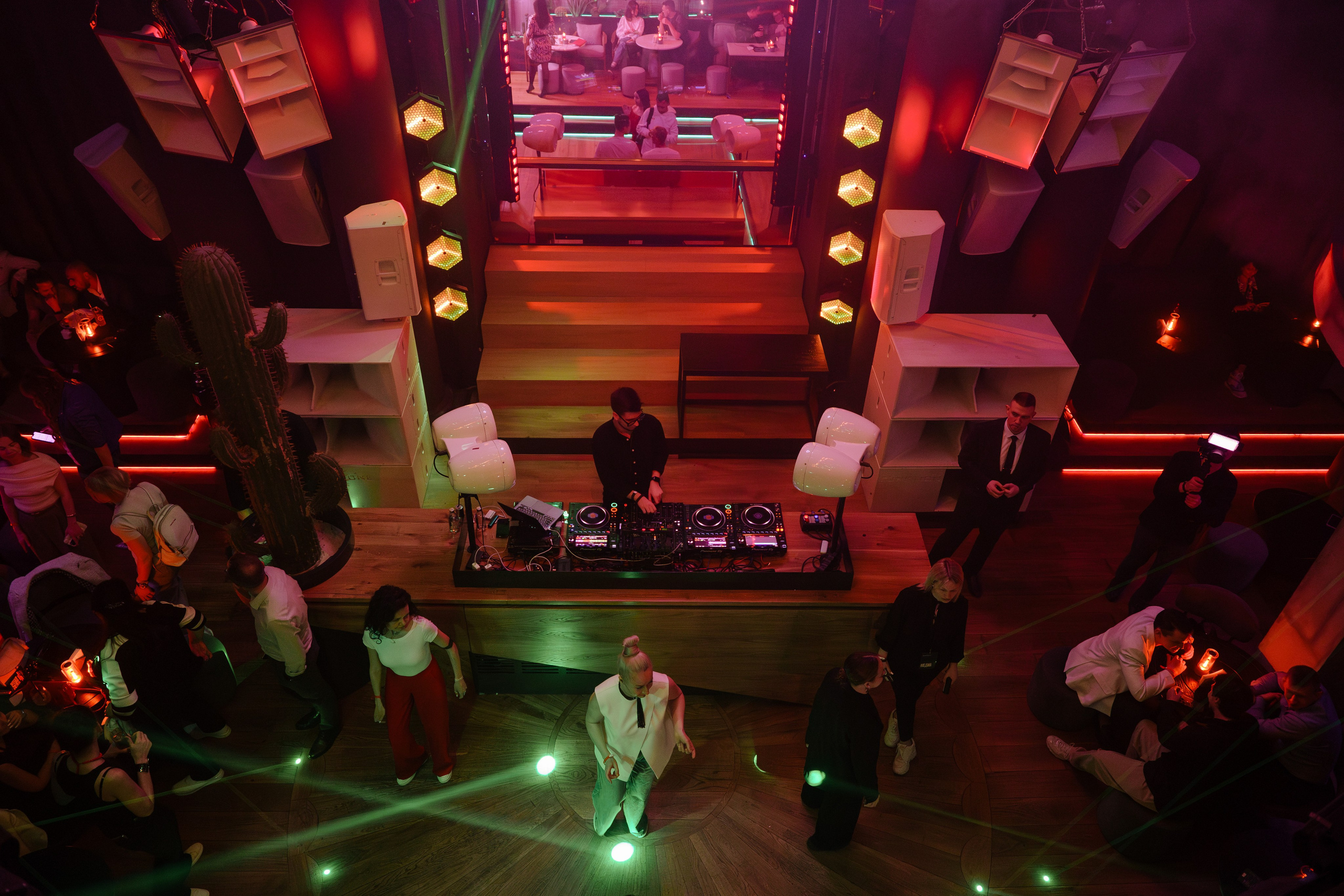 Вечеринка OSNOVATELI.LIVE репортажный фотограф Саша Дружинина. Репортажный фотограф в Москве Саша Дружинина