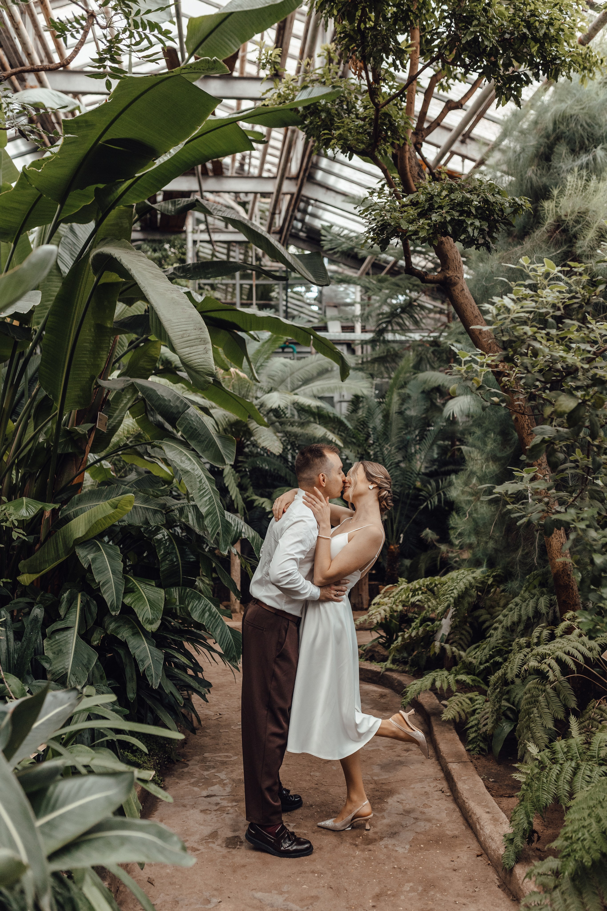 Свадебная фотосессия в Старой фондовой оранжерее Ботанического сада имени Цицина Ран в Москве