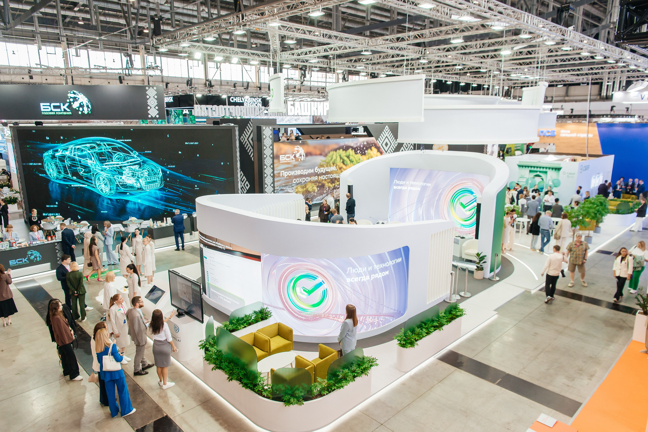 Стенд Сбера на Иннопром 2025. Профессиональный фотограф в Екатеринбурге Ирина Смирнова