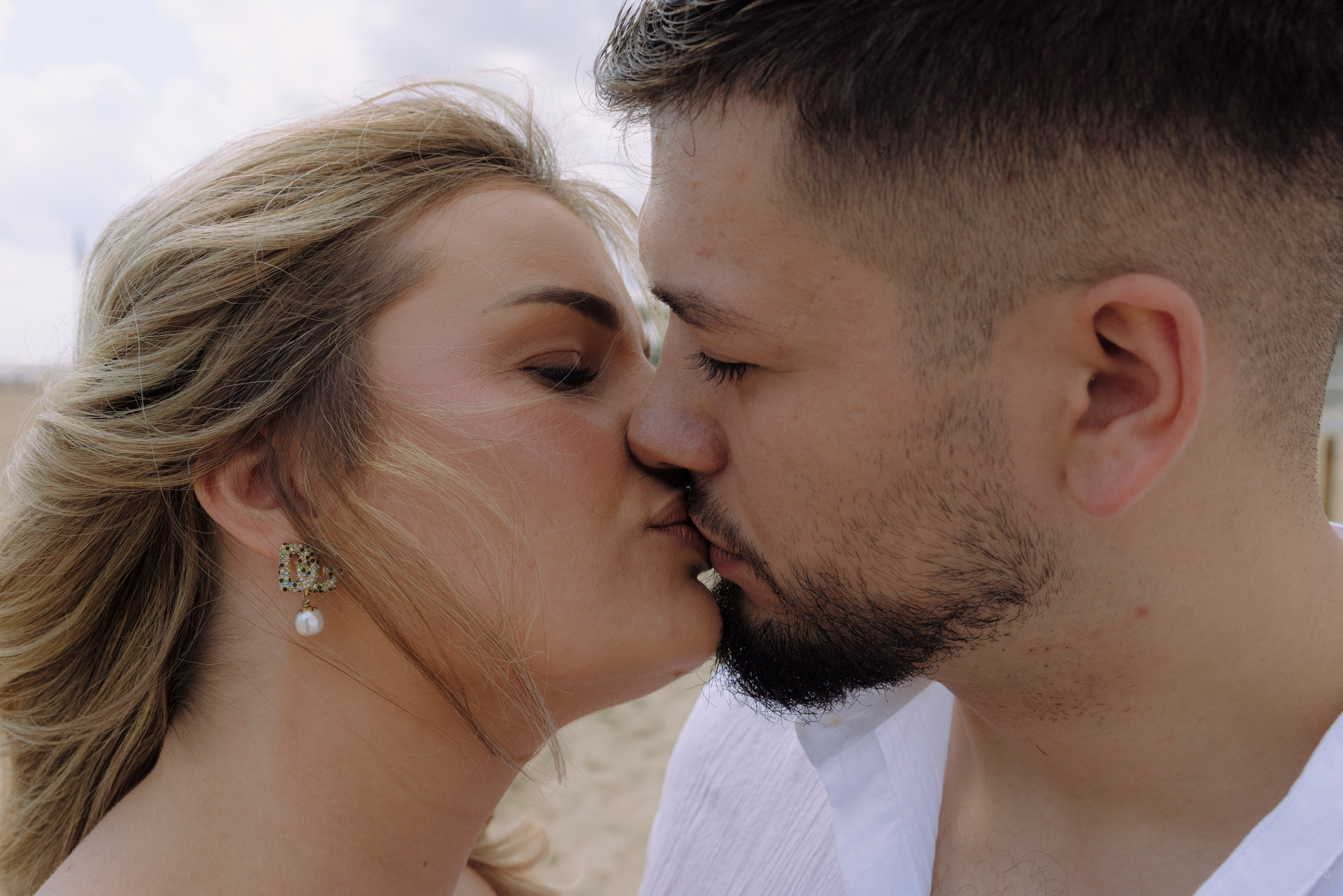 Elegant engagement moment in Ciutadella Park