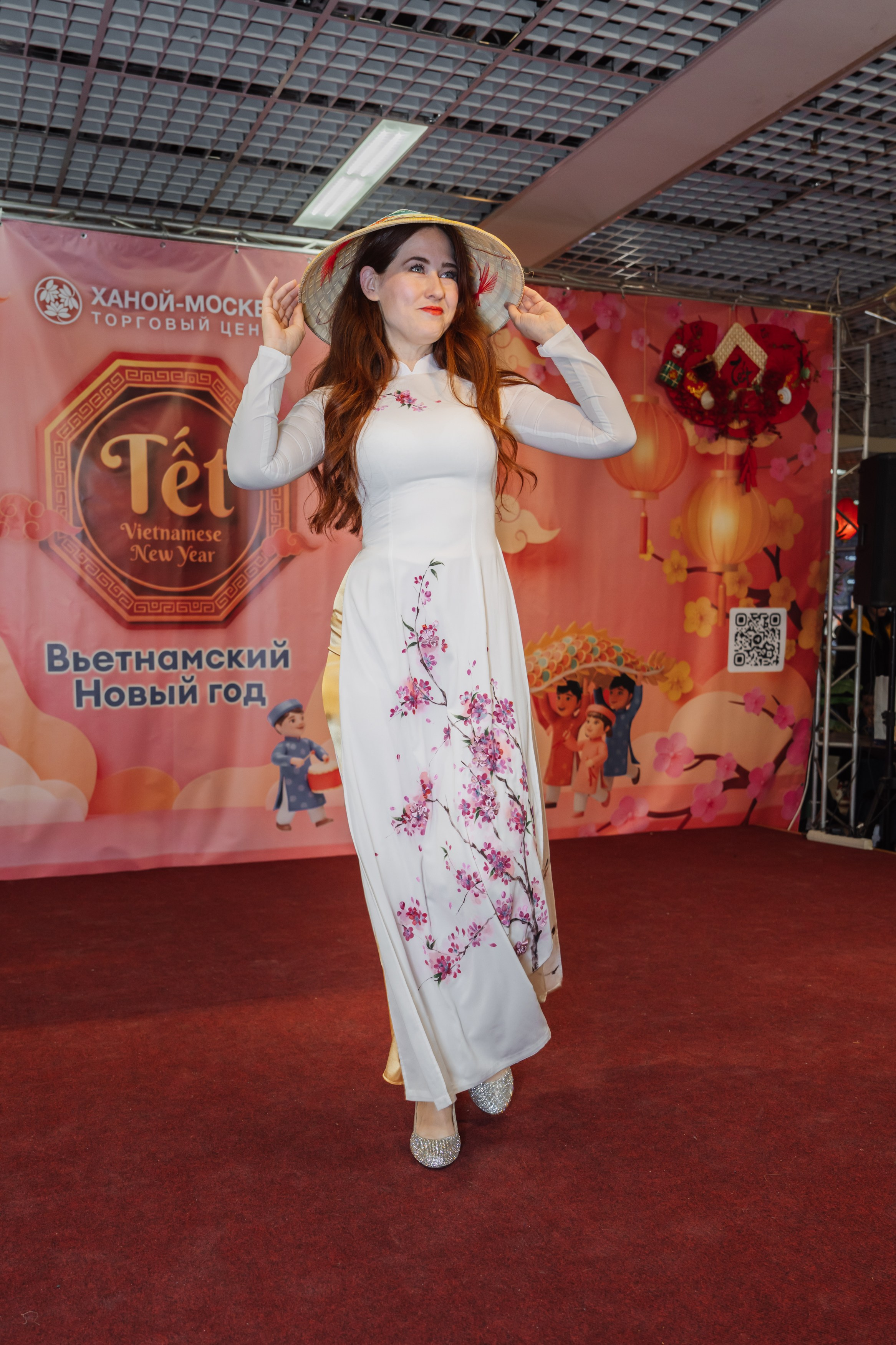 европейская девушка в белом вьетнамском костюме