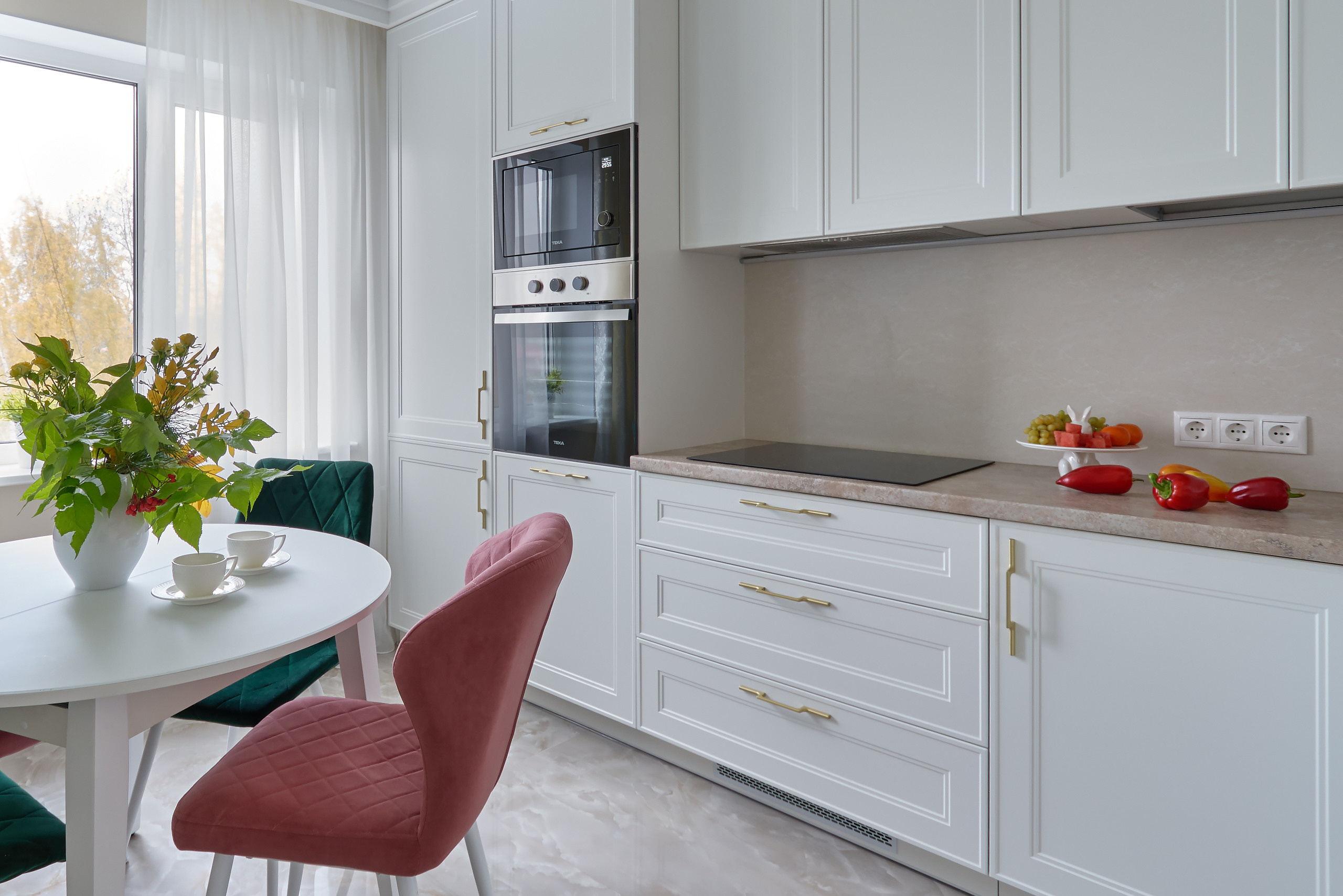 Красивый белый кухонный гарнитур