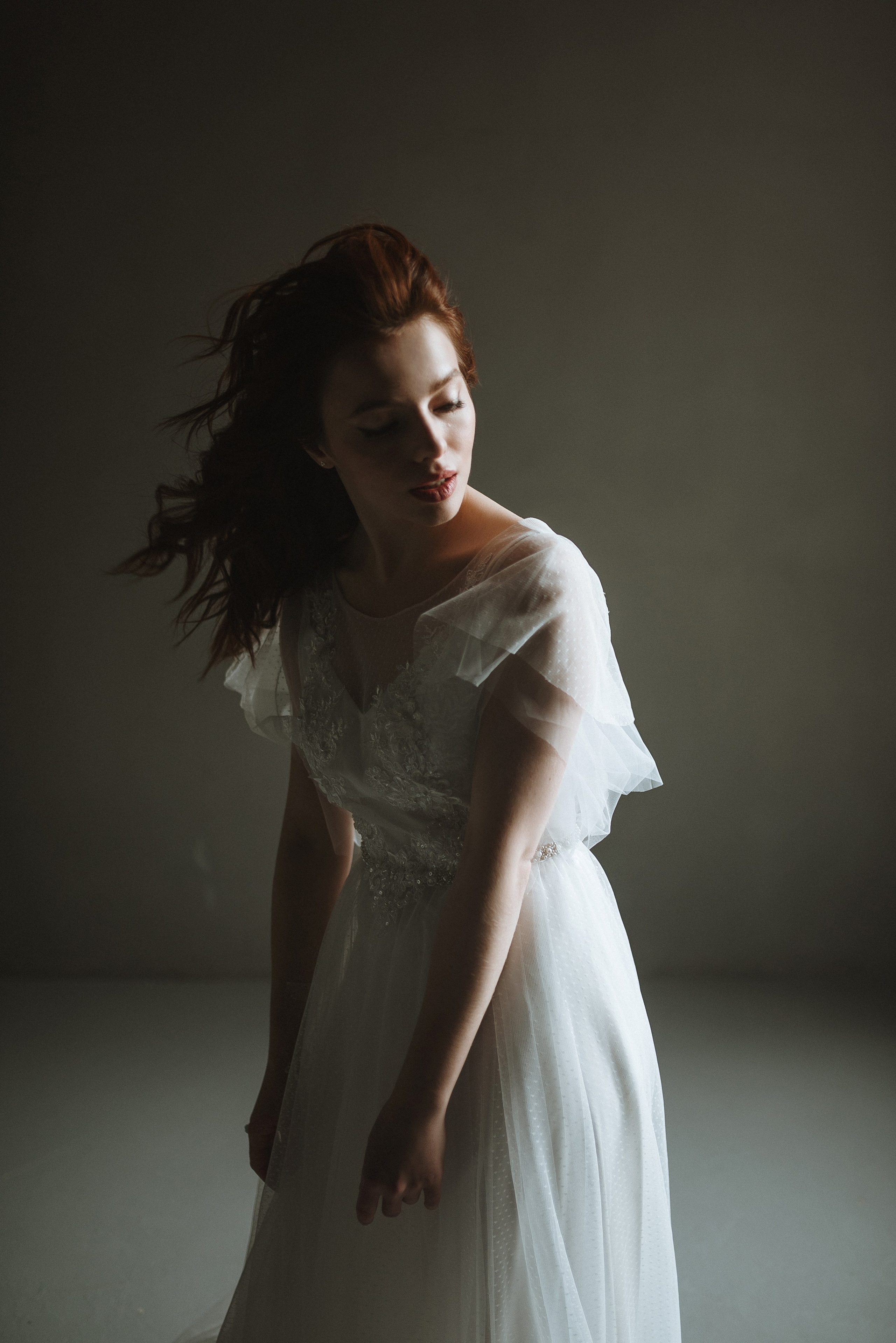 Пышные волосы невесты, разлетающиеся на ветру