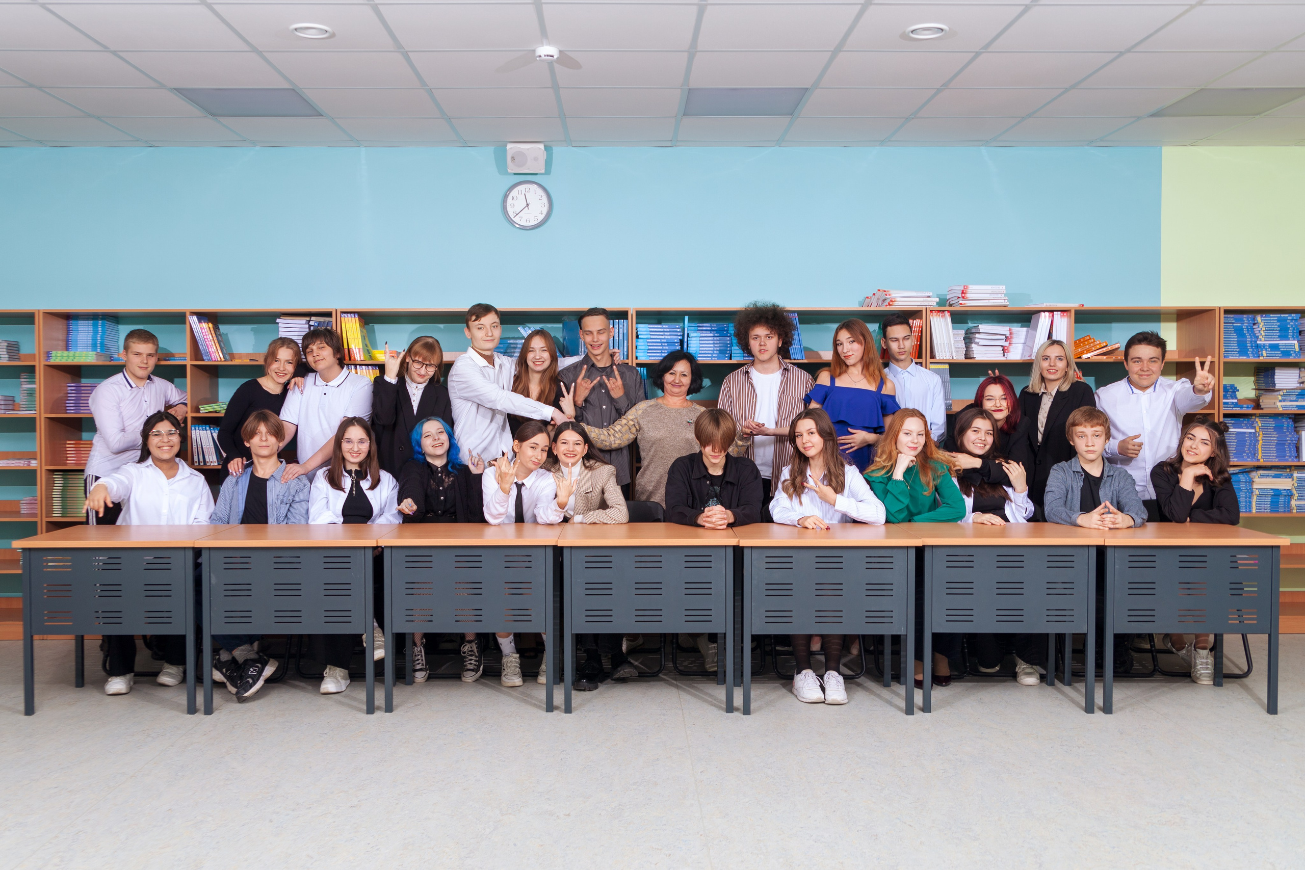 Общая фотография 9 класса снятая в школьной библиотеке