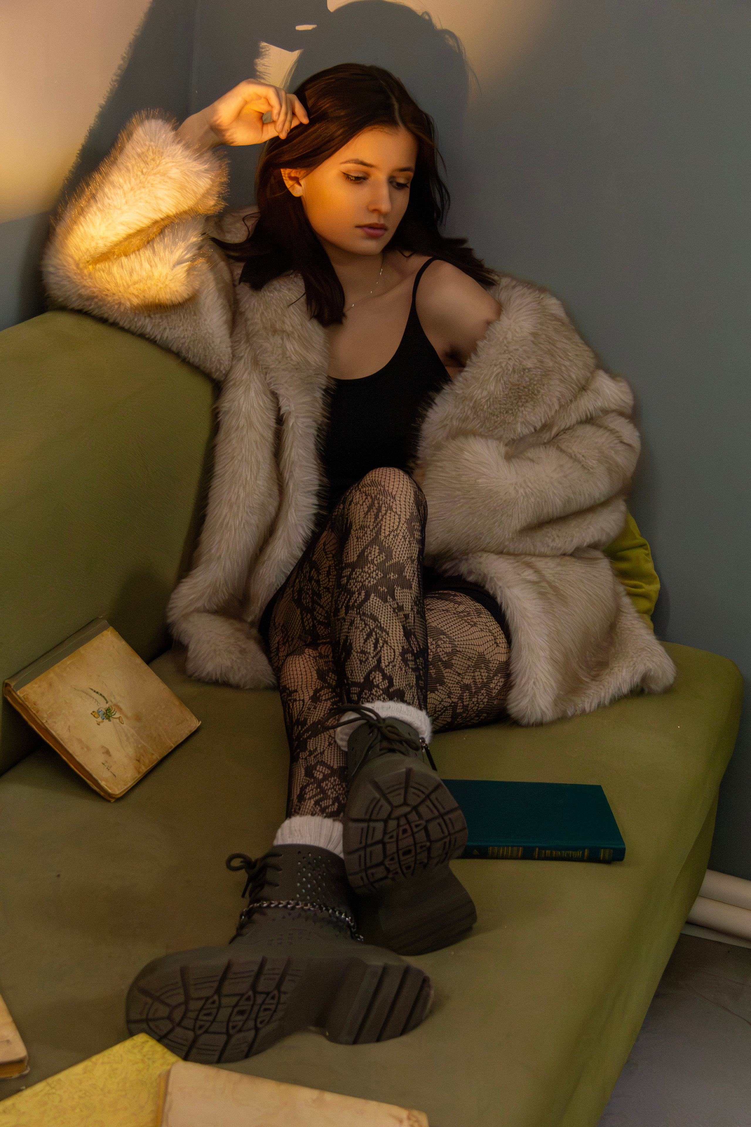 Девушка на лестнице. Главная