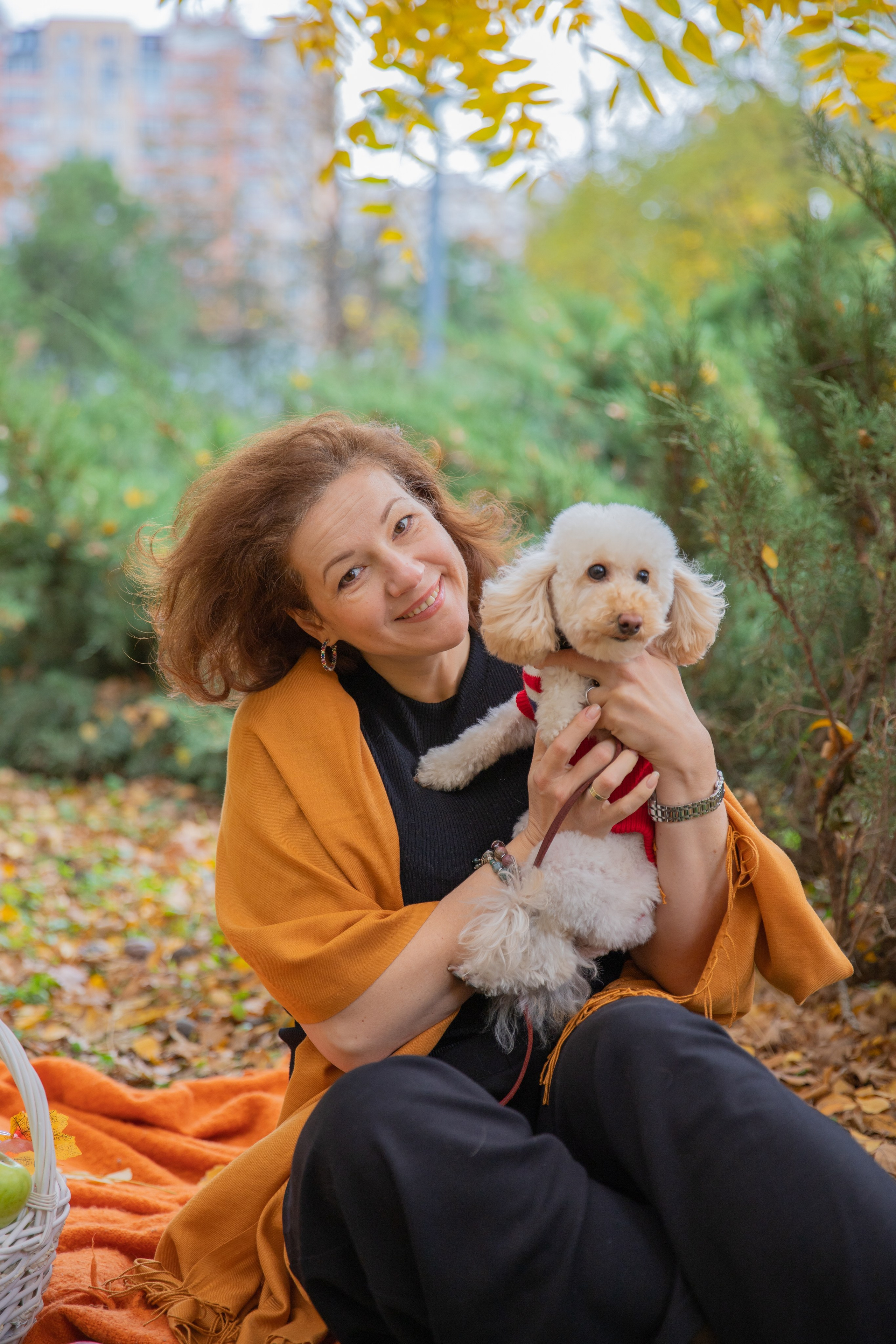 Женщина  с собачкой в парке Чистяковская роща, среди осенних листьев.