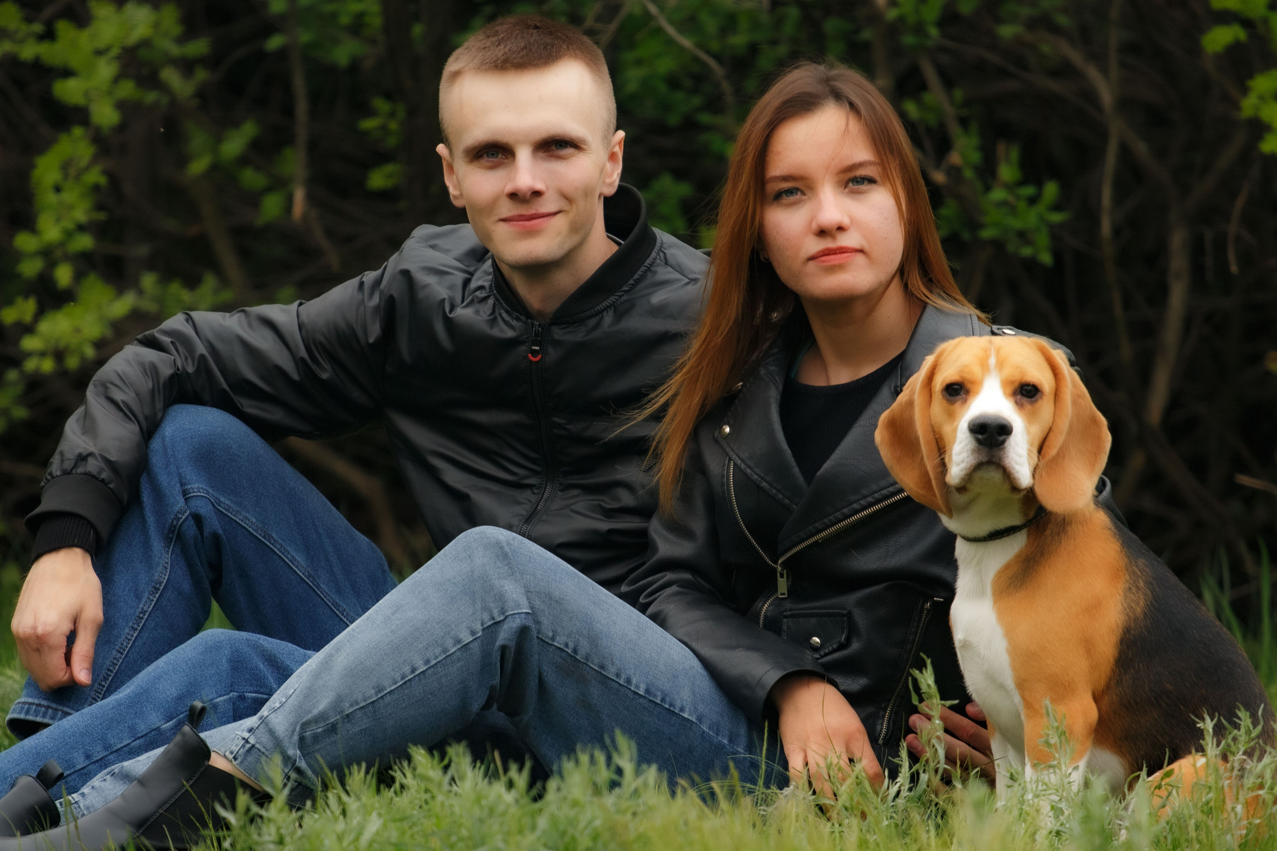 Бигль Старк и его хозяева Яна и Евгений. Фотограф Екатерина Козловская