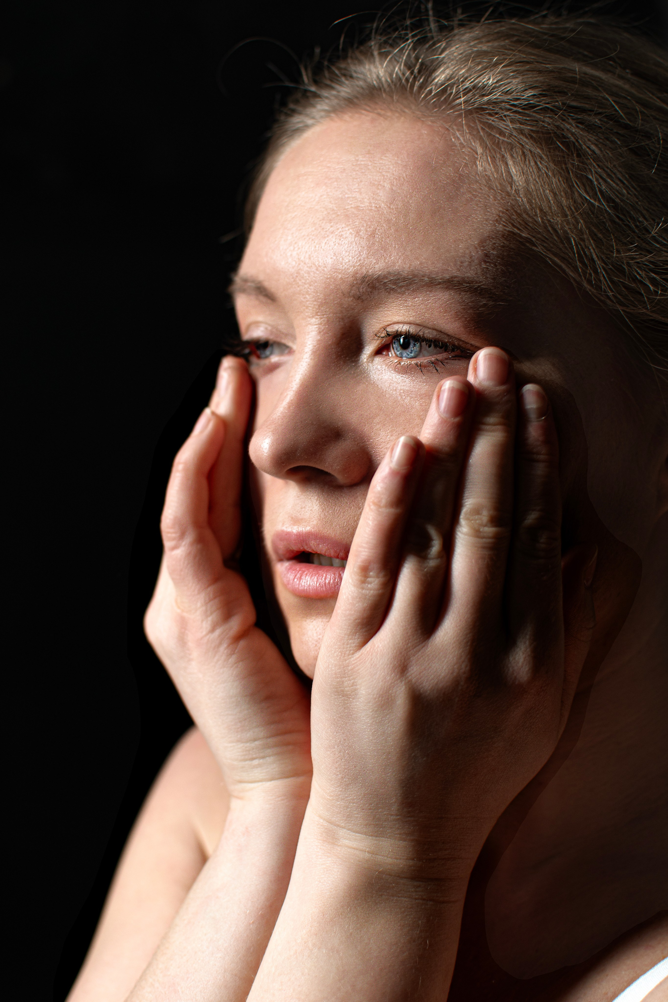 Девушка вытирает слёзы руками