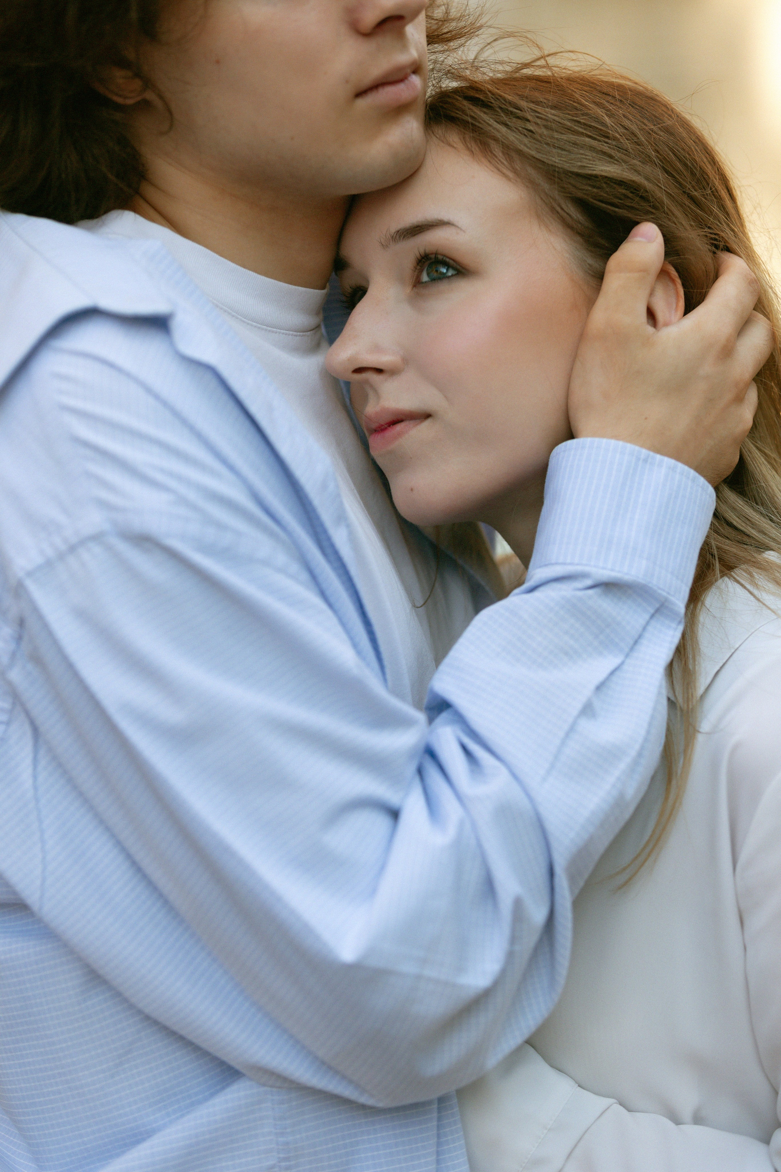 Девушка нежно смотрит на любимого — искренние чувства на фотосессии в Москве