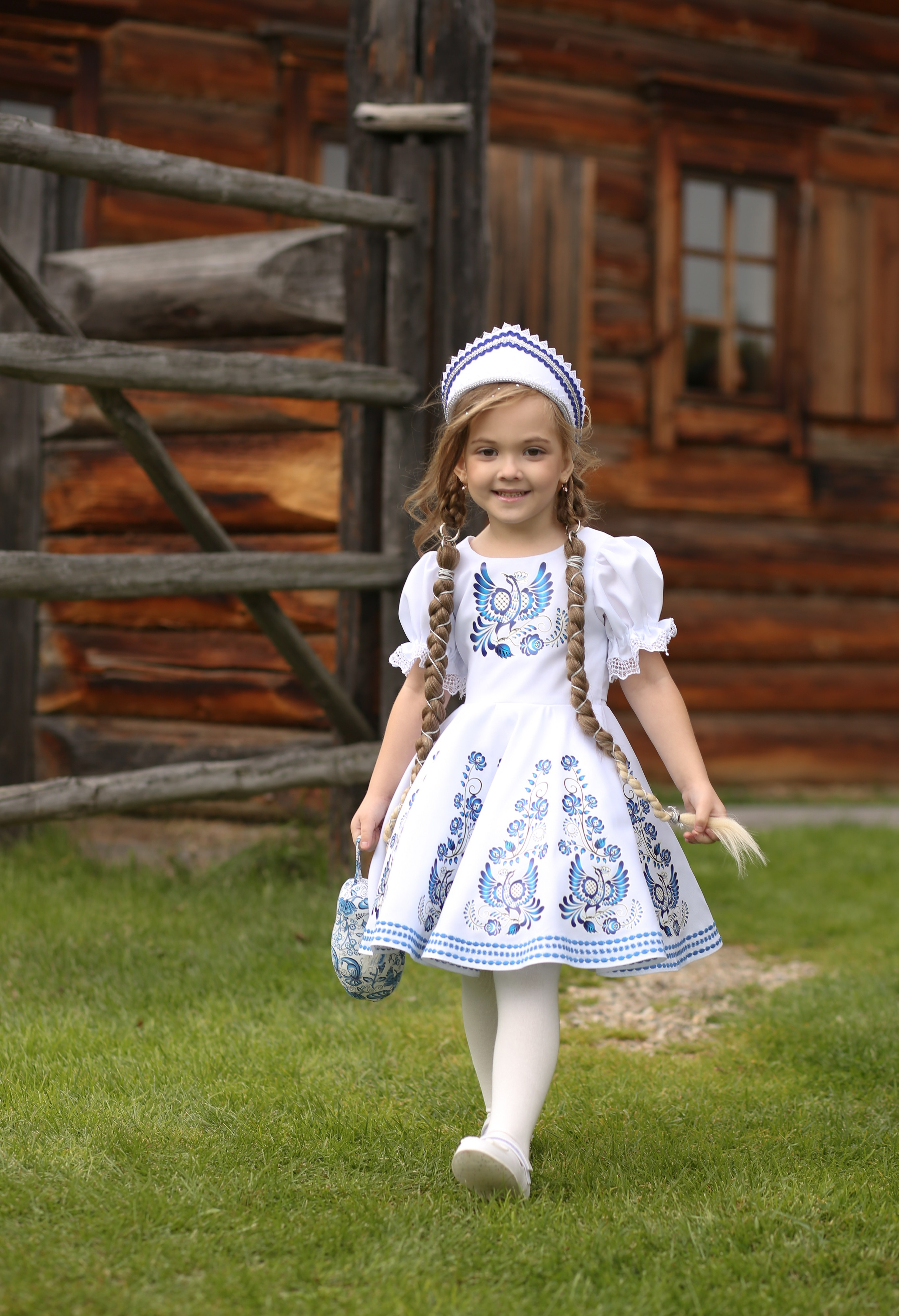 Платье с орнаментом Гжель, подойдёт на девочку ростом 104-110 см. В комплекте с мини кокошником. Стоимость аренды 2300 р. сутки
