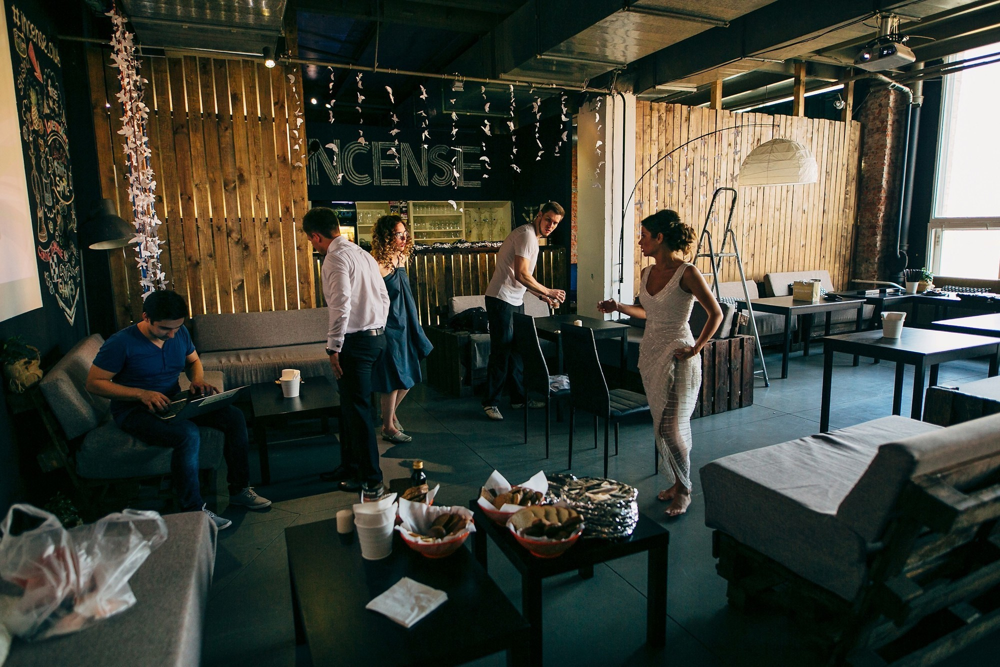 Дым, лофт, кальян, Цыгане. Самый свадебный фотограф