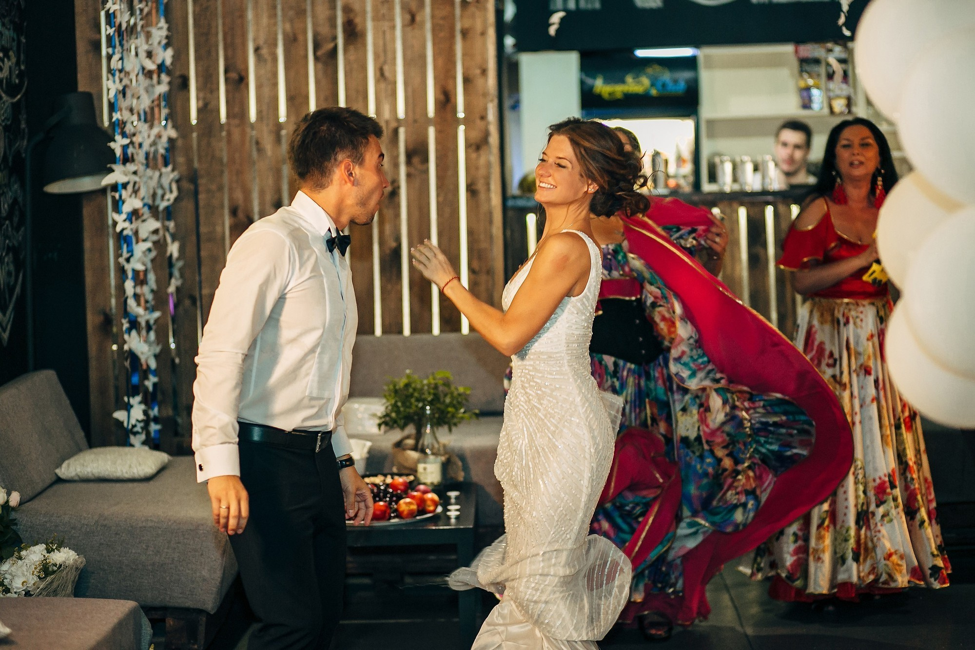 Дым, лофт, кальян, Цыгане. Самый свадебный фотограф