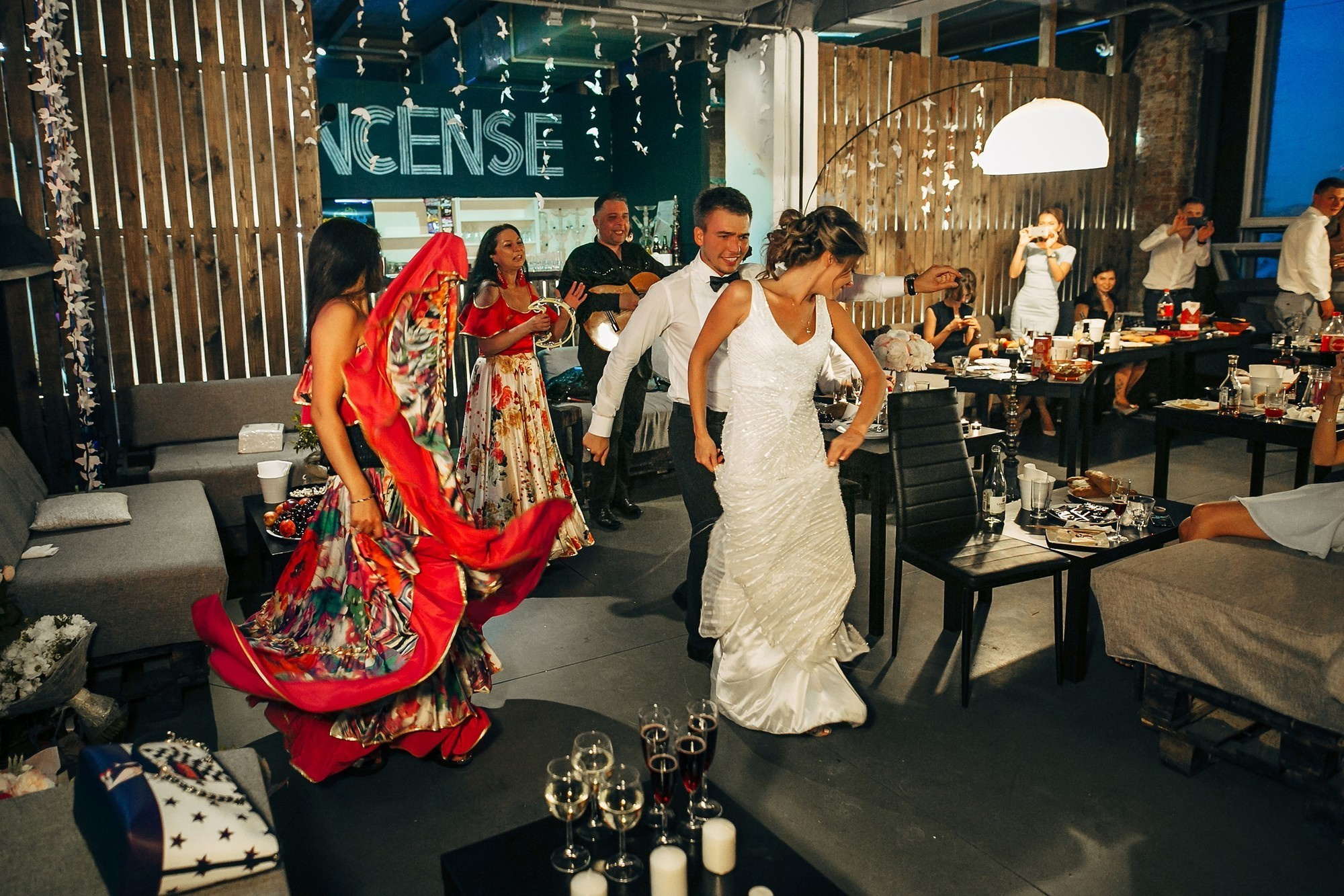 Дым, лофт, кальян, Цыгане. Самый свадебный фотограф