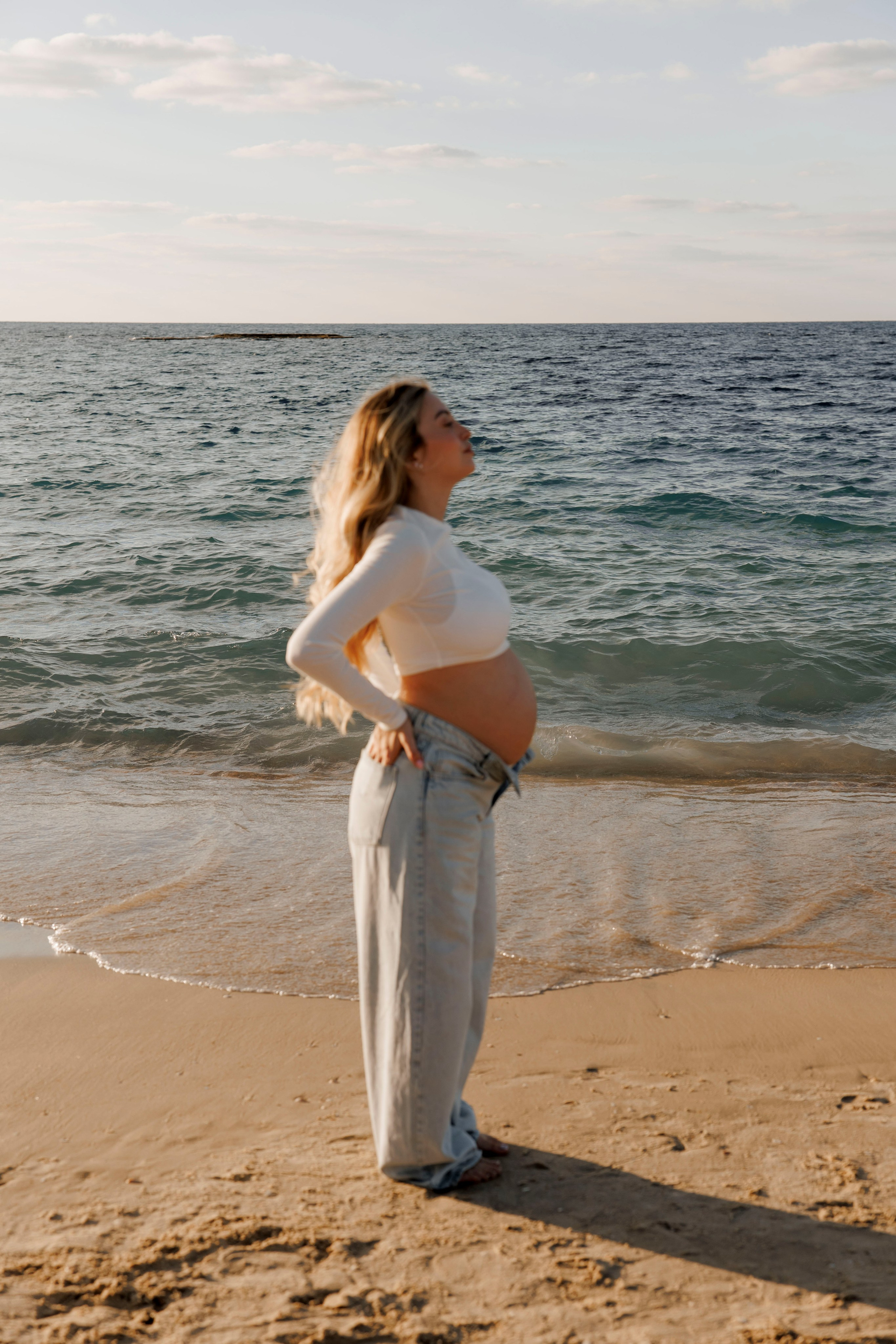 Pregnancy photoshoot near the sea. Wedding and family photographer