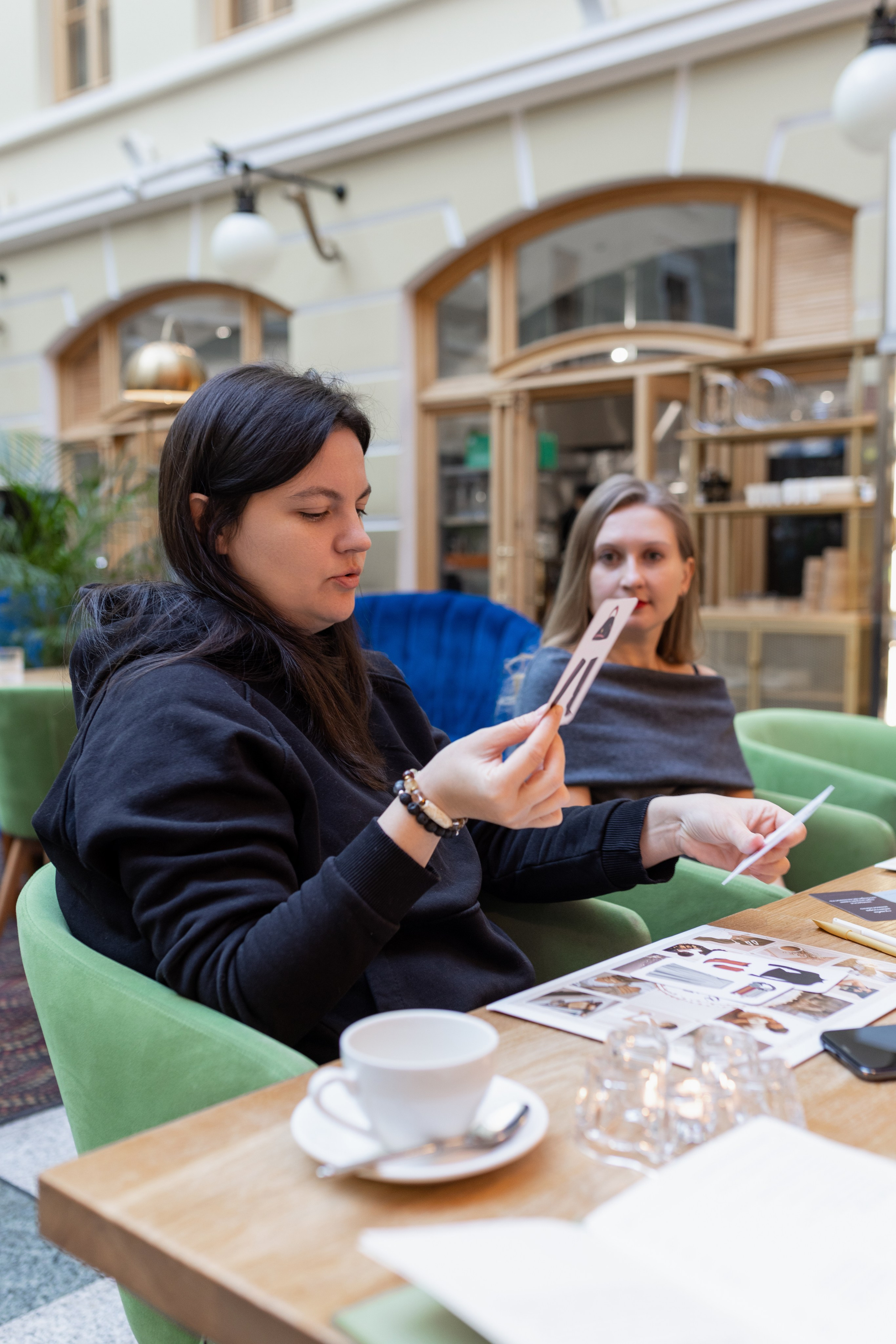 За столом обсуждают идеи