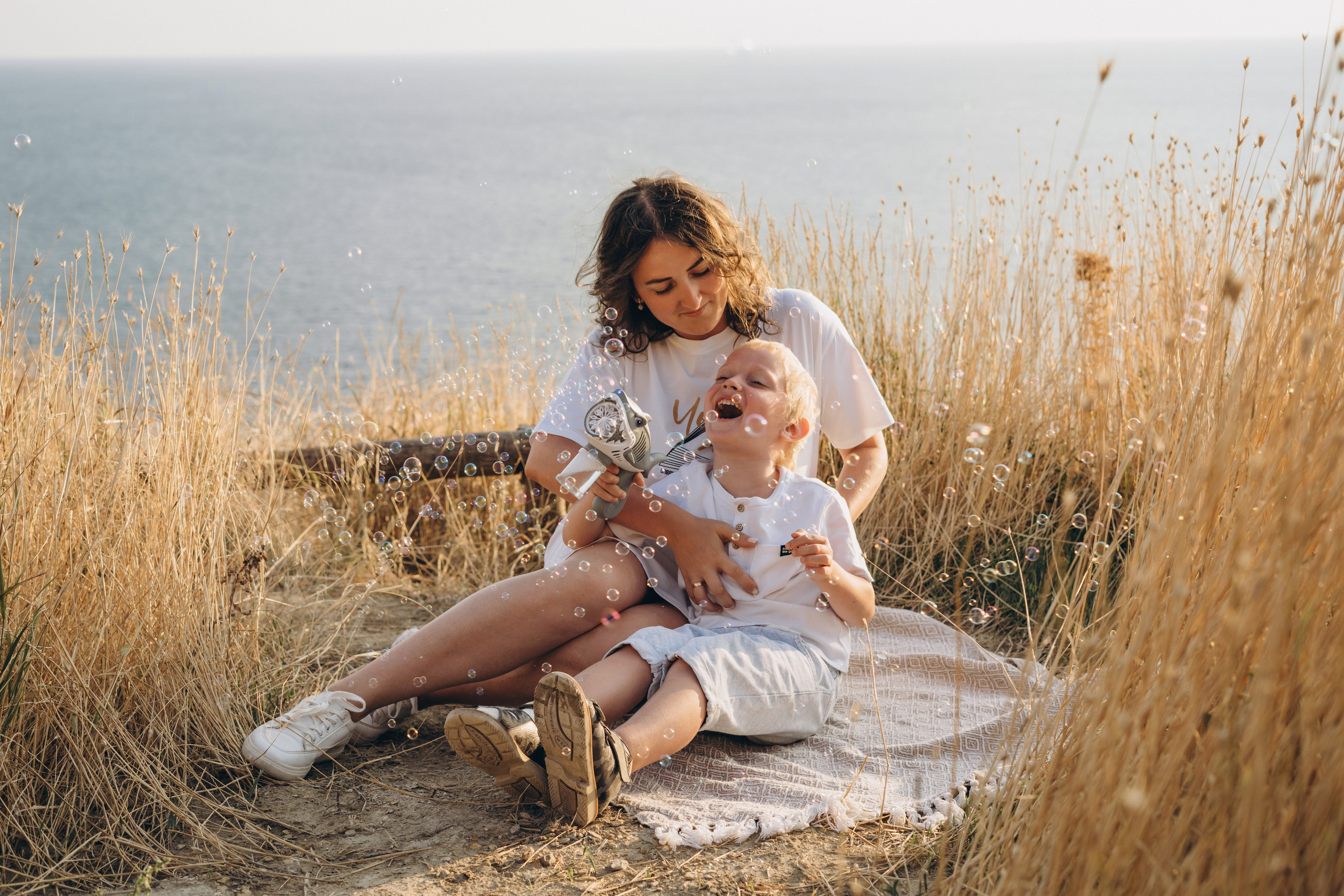 Фотосессия на Голубицкой - момент, когда вся семья дружно загадывает желание, глядя на падающую звезду, фотограф Голубицкая