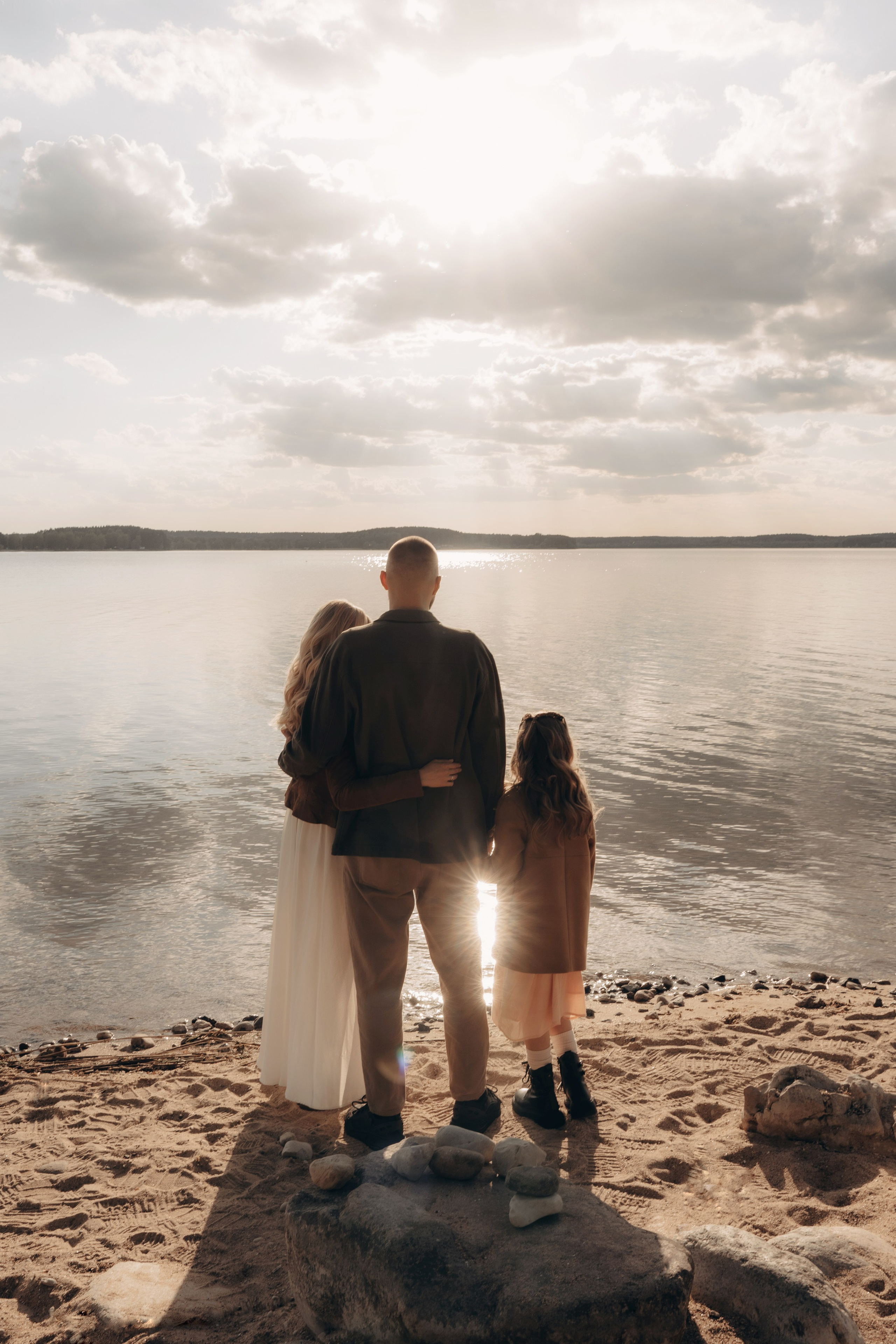Весеннее тепло семьи на берегу Минского моря. Ваш семейный фотограф в Минске — Вика Трегубова