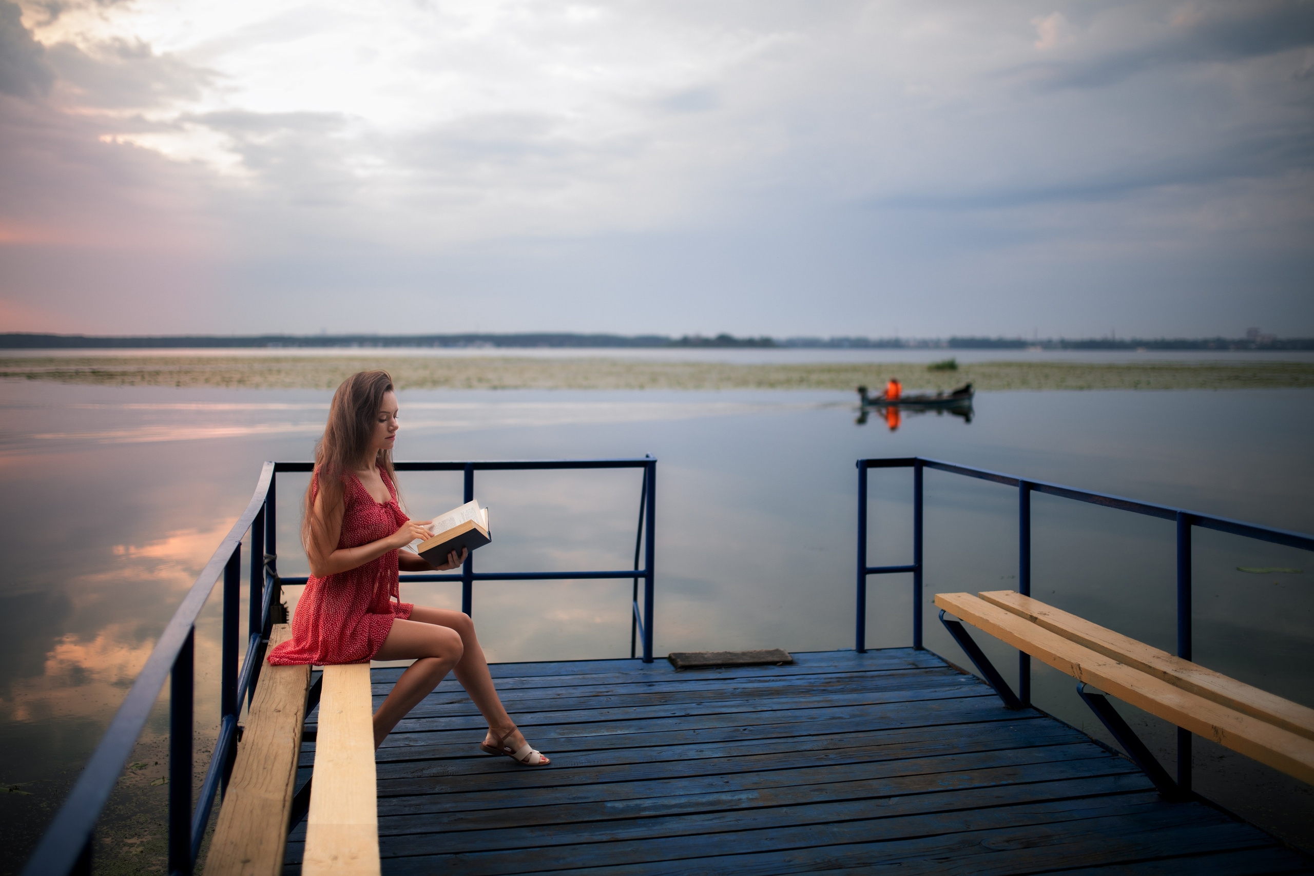 Съемка с Екатериной на рассвете на берегу реки