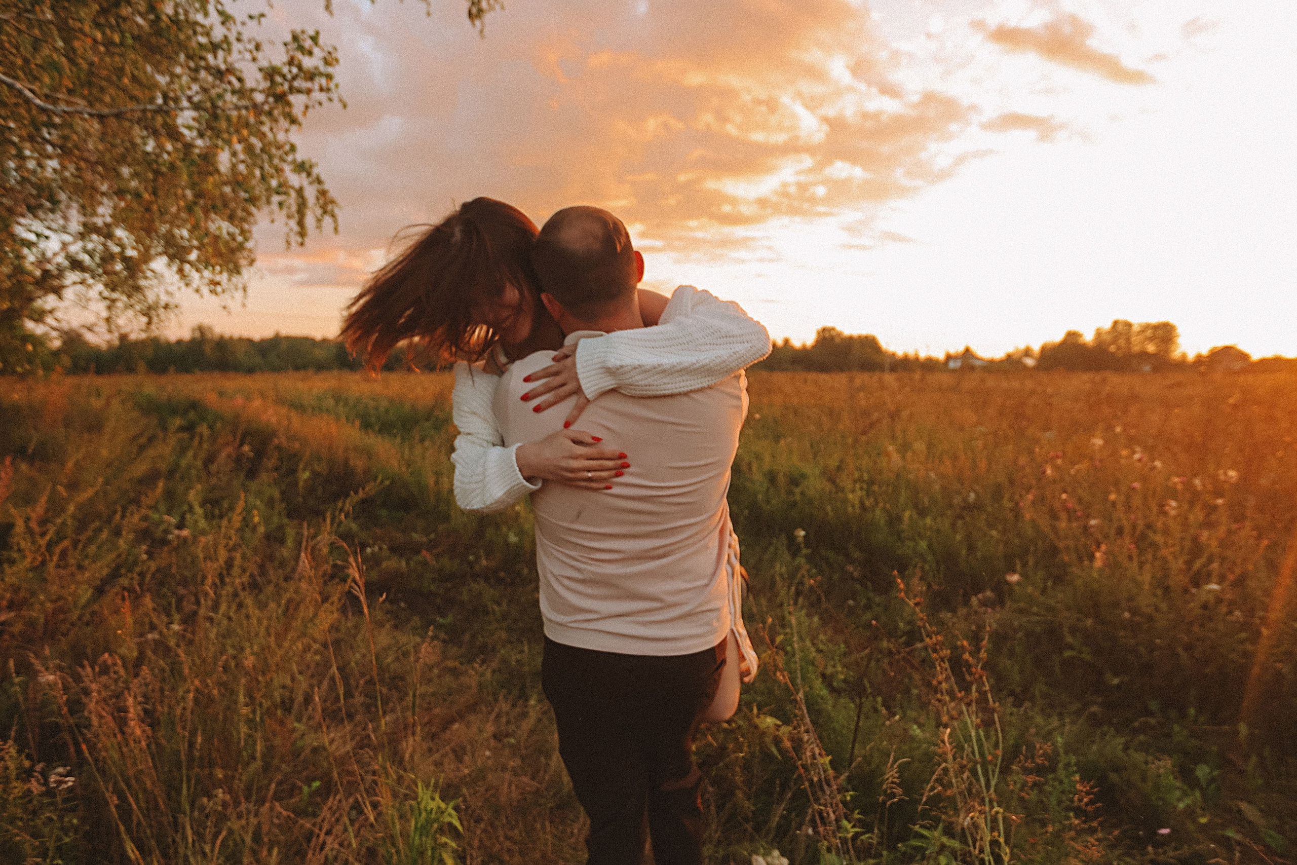 Поле love story на закате. Семейный фотограф Тюмень, фотограф на роды Салмина Мария