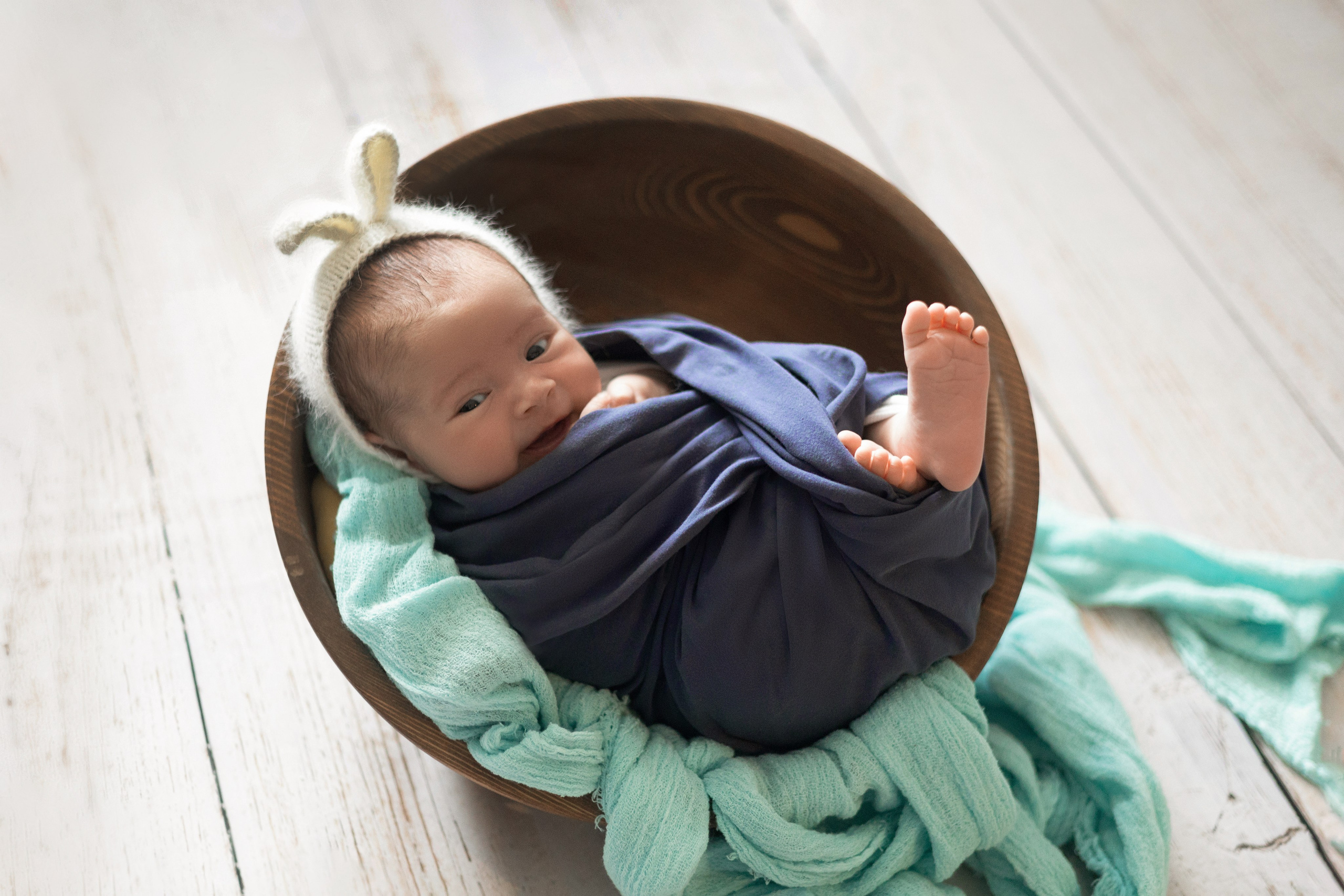 фотограф новорожденных саратов ньюборн фотосессия детская малыш в коконе кокон зайчик бадейка тазик синий голубой тиффани