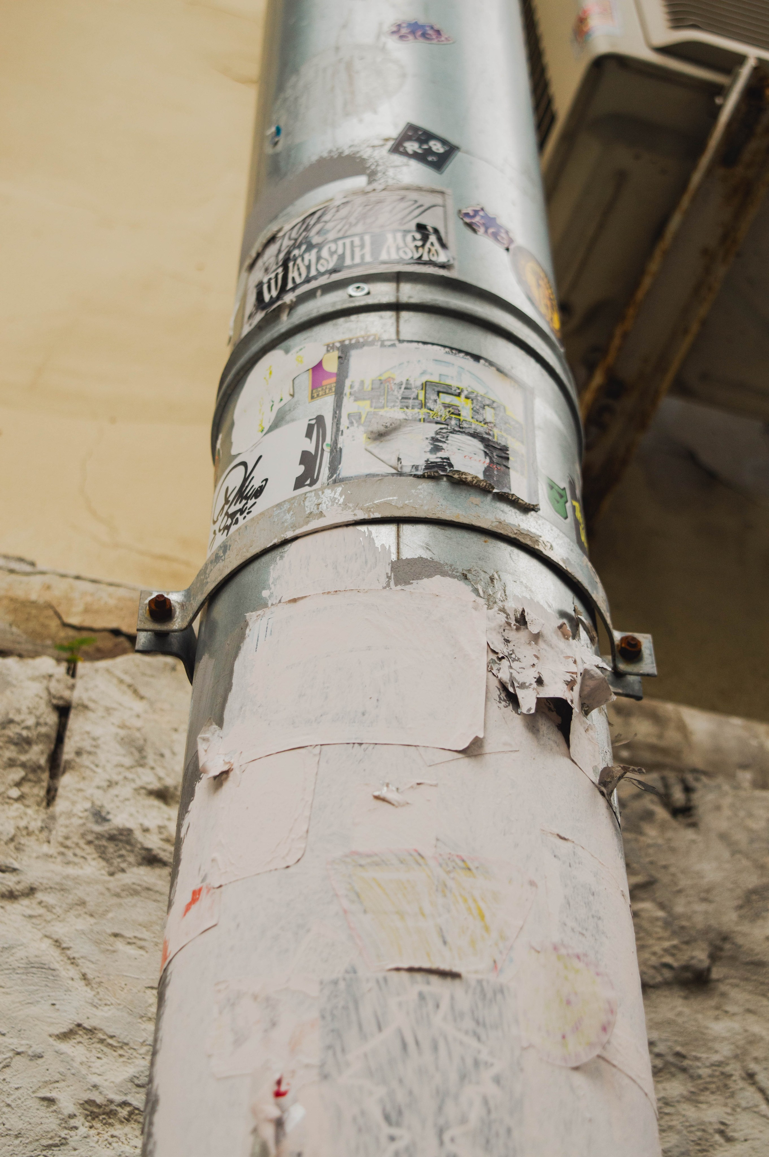 Типология «Стикербомбинг в городе». Фотограф Анастасия Лощакова в Москве