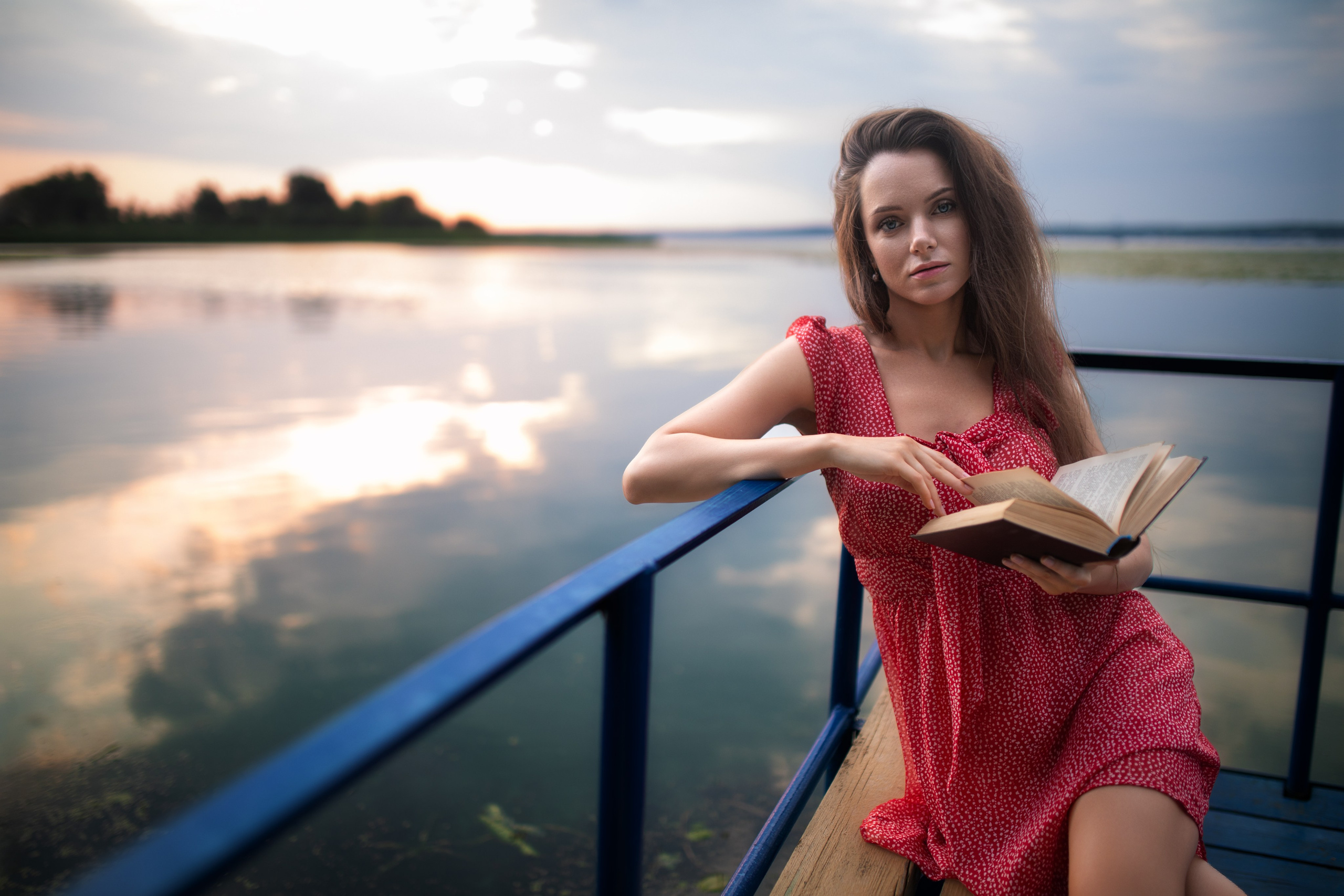 Съемка с Екатериной на рассвете на берегу реки