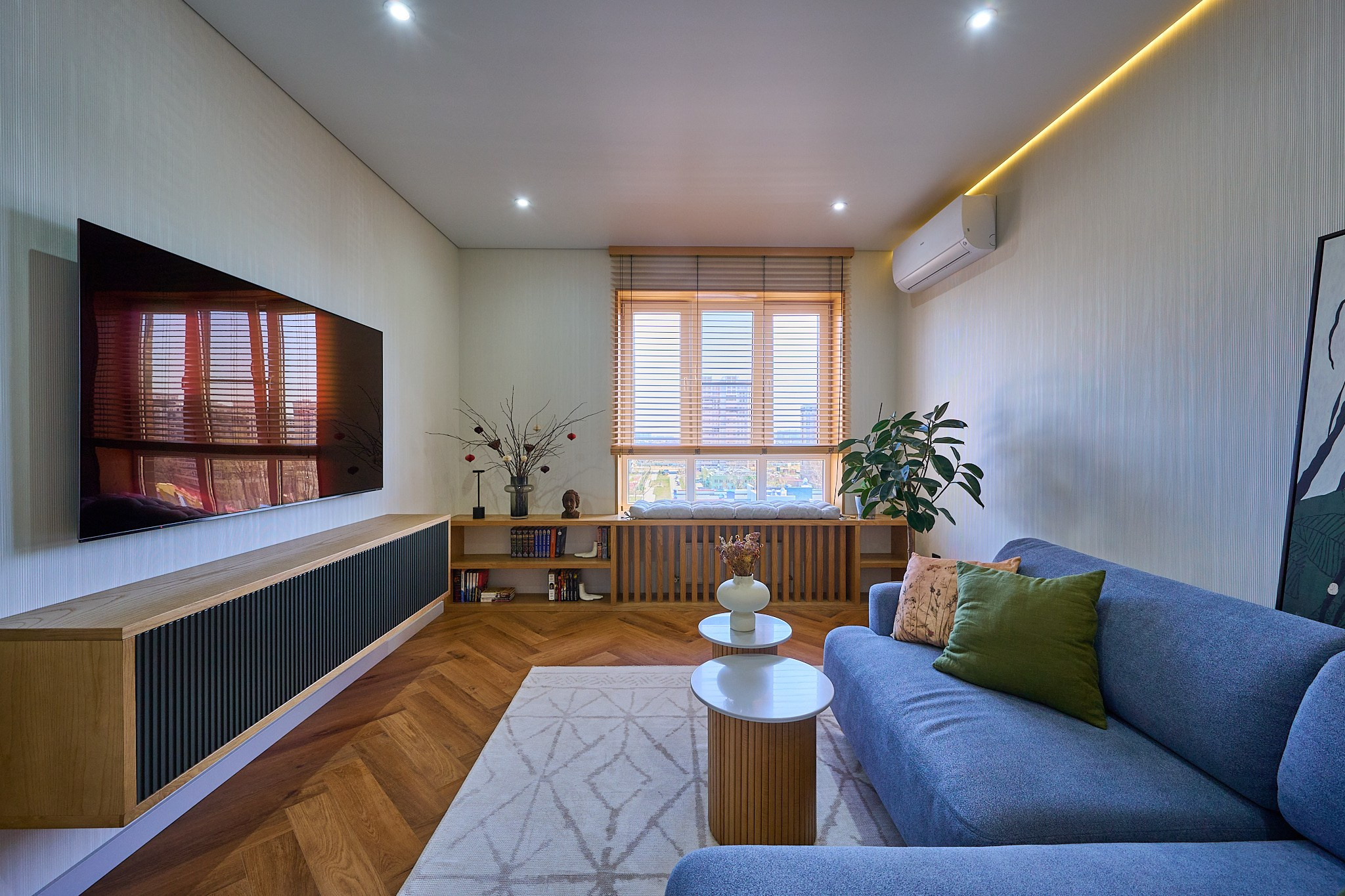 гостиная голубое кресло светлые стены потолок 