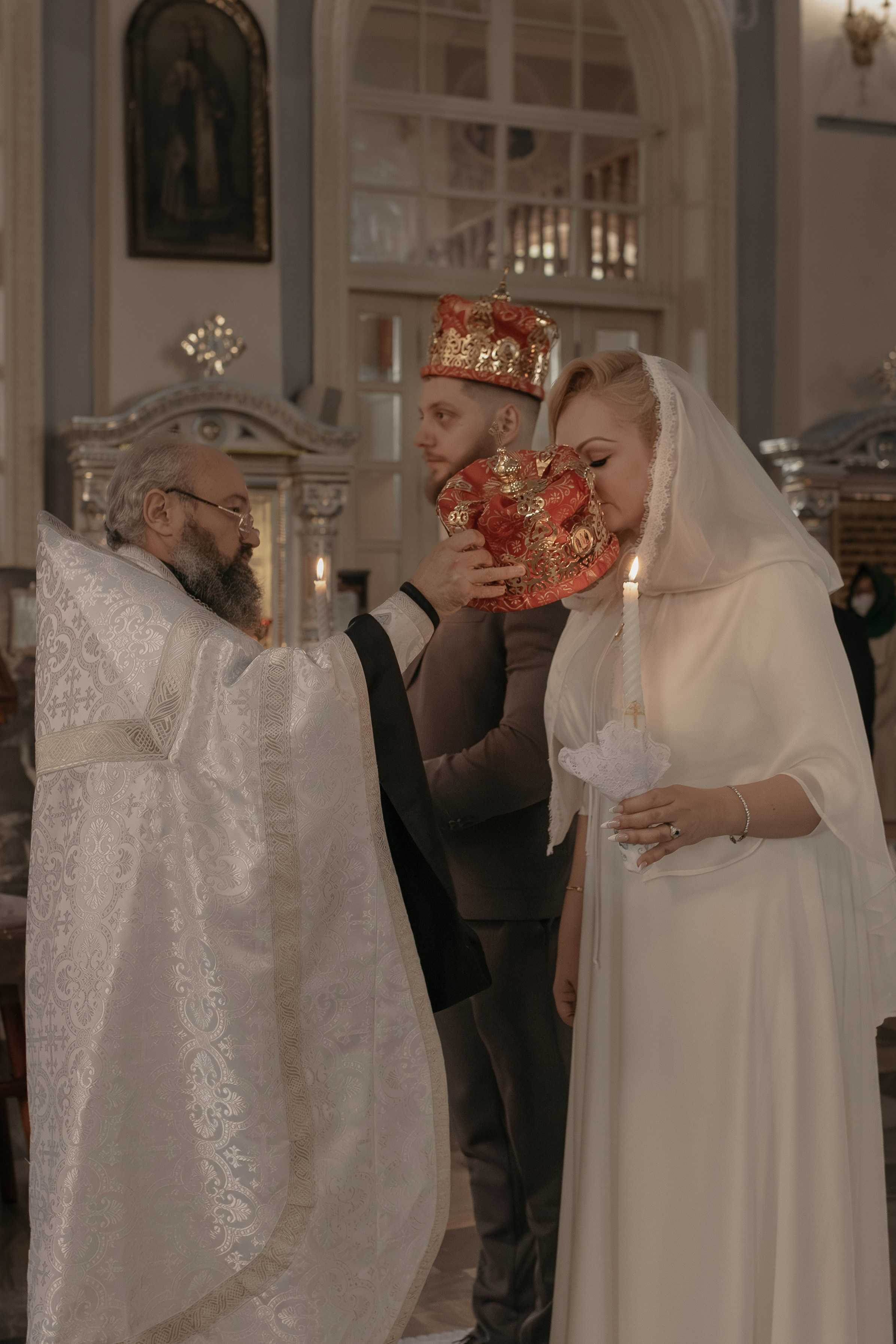 иерей Олег Лин надевает венец на невесту во время венчания в главном соборе Узбекистана - Успенском кафедральном соборе Ташкента